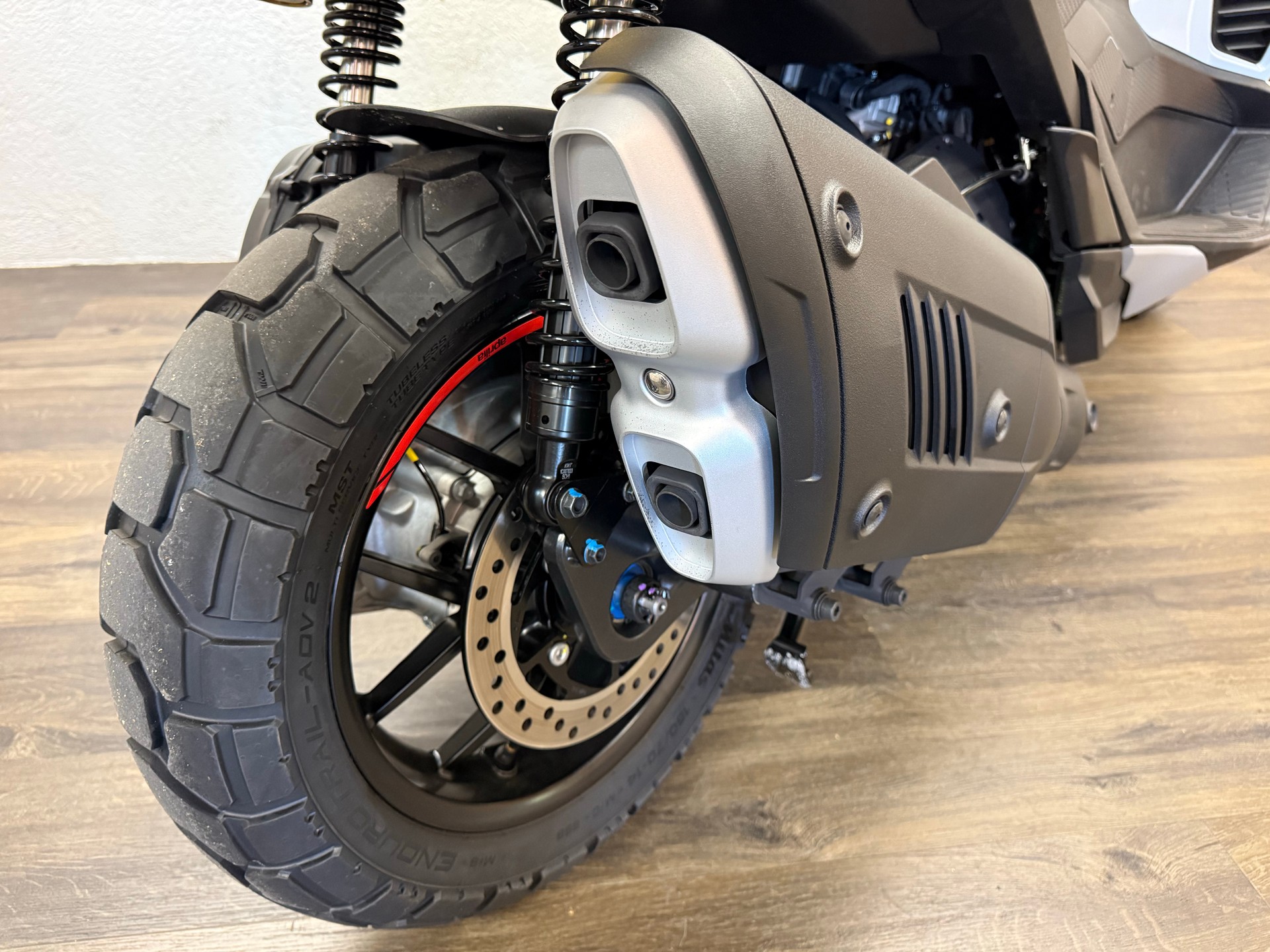 APRILIA SR GT 400-showroom-element-2