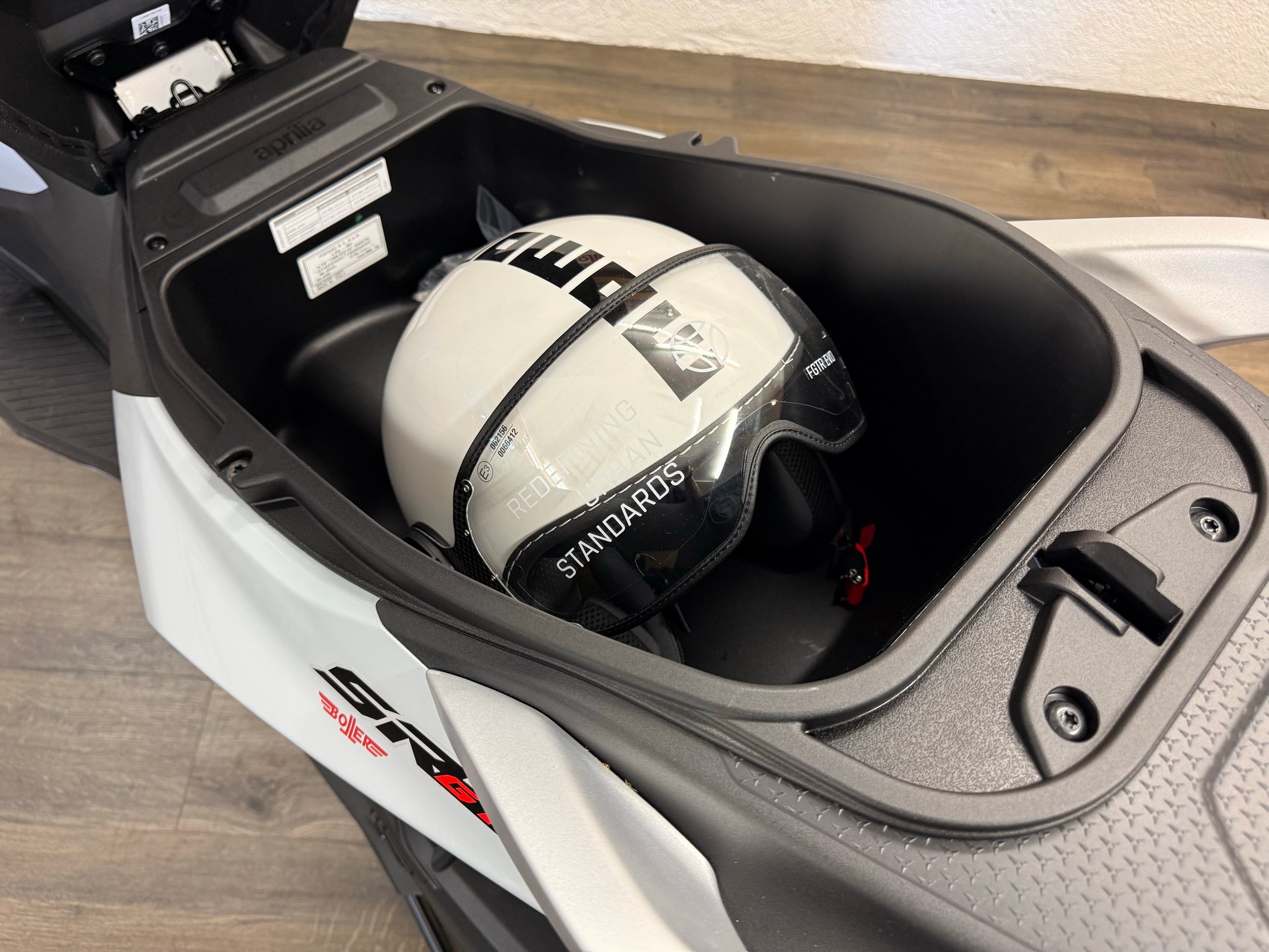 APRILIA SR GT 400-image-8