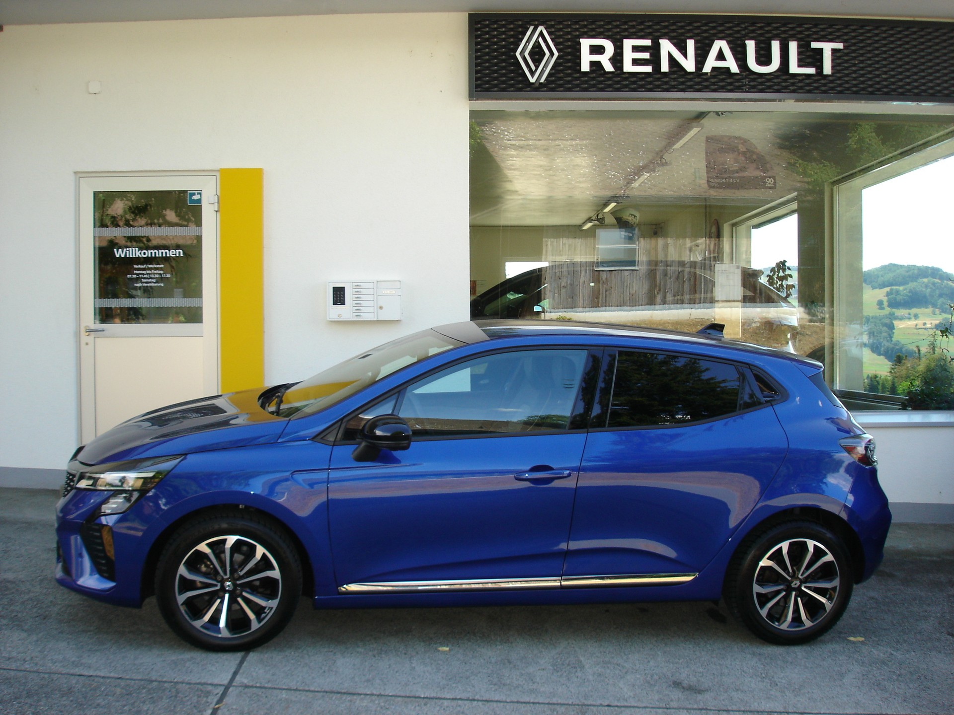 RENAULT Clio 1.0 Techno X-Tronic-image-0