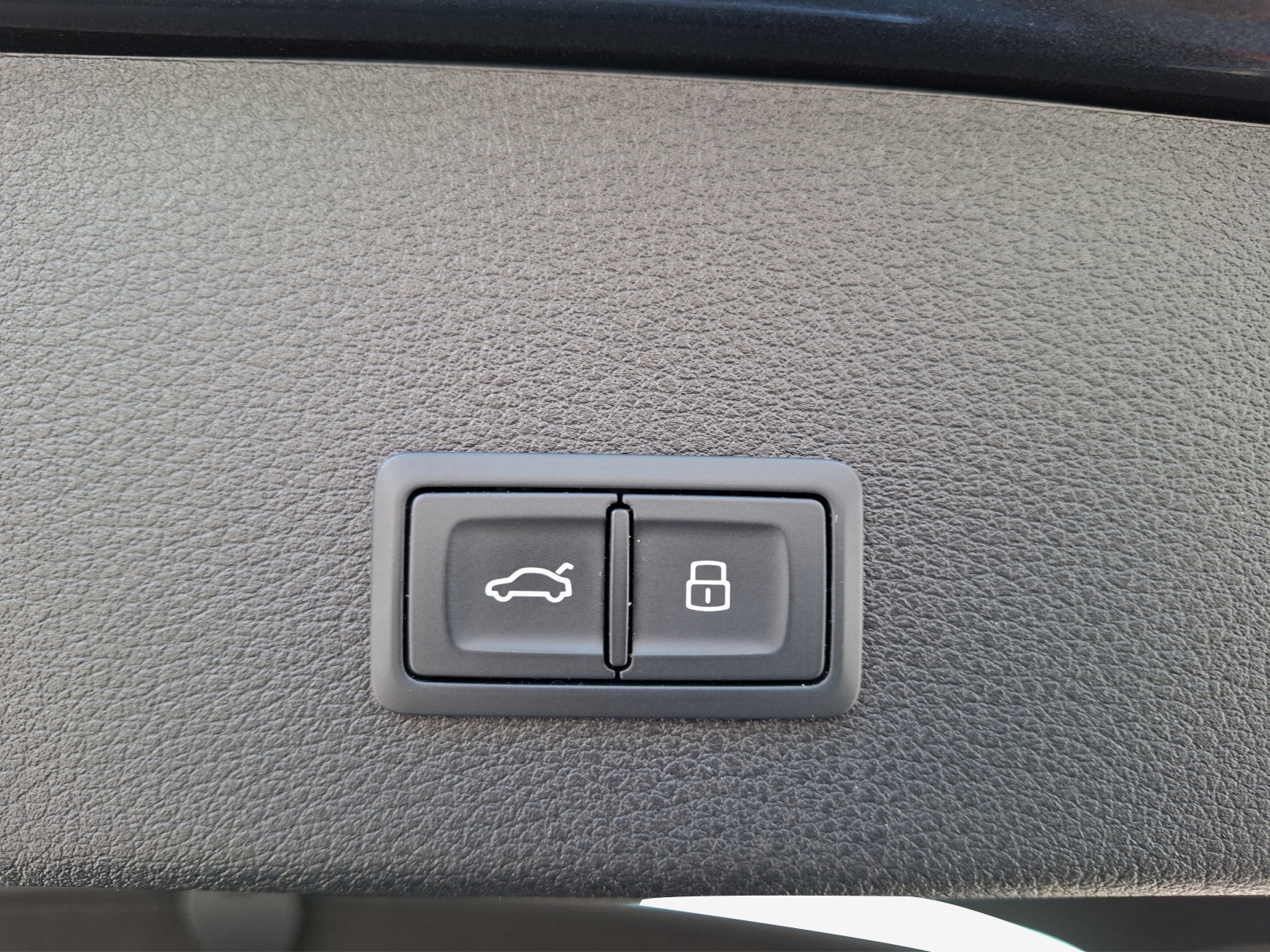 AUDI e-tron S Sportback quattro-image-13
