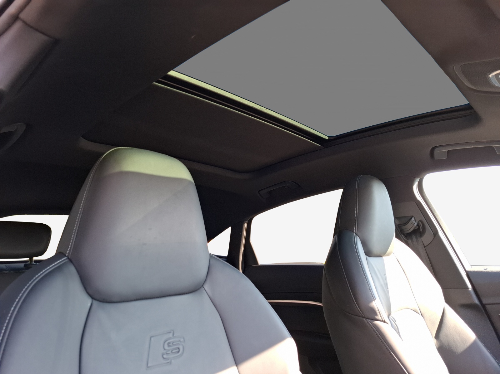 AUDI e-tron S Sportback quattro-image-15