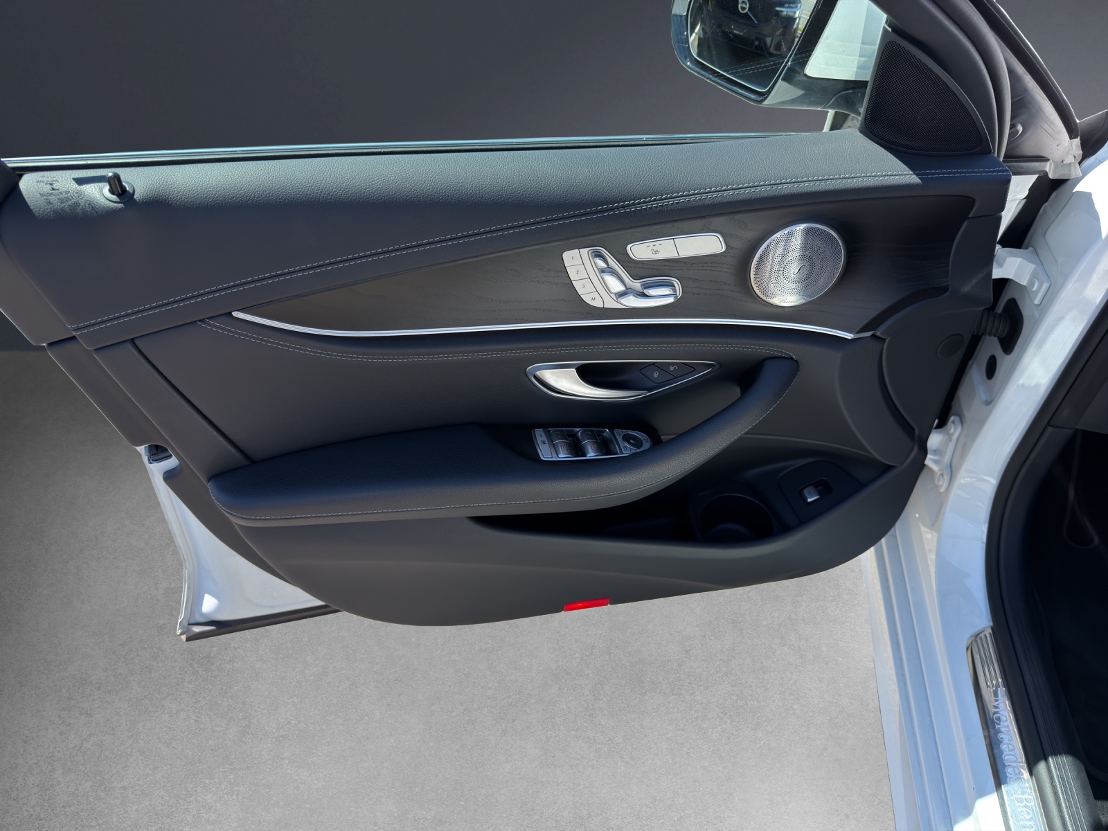 MERCEDES-BENZ E 220 d T AMG Line 9G-Tronic-image-12