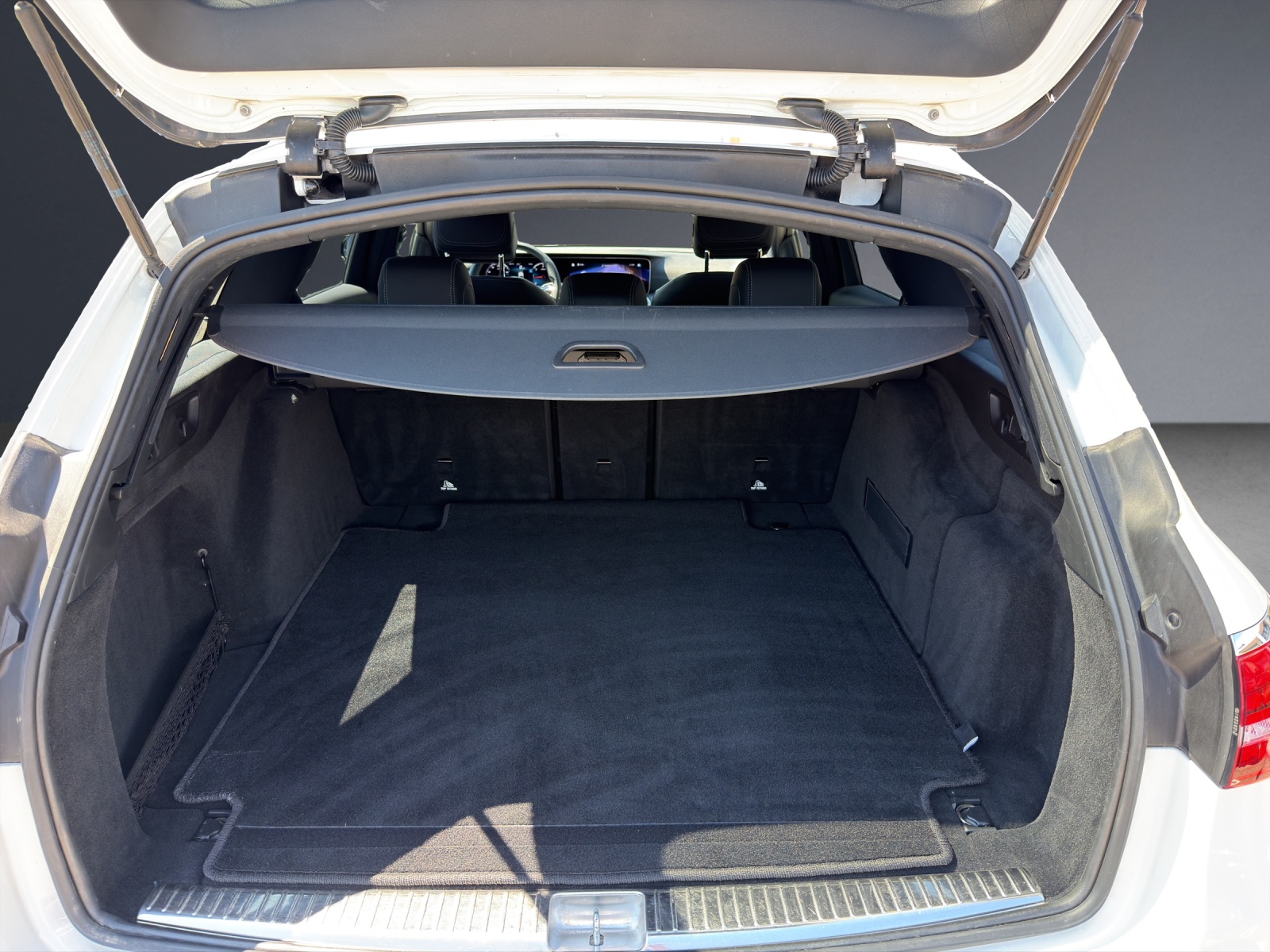 MERCEDES-BENZ E 220 d T AMG Line 9G-Tronic-image-11