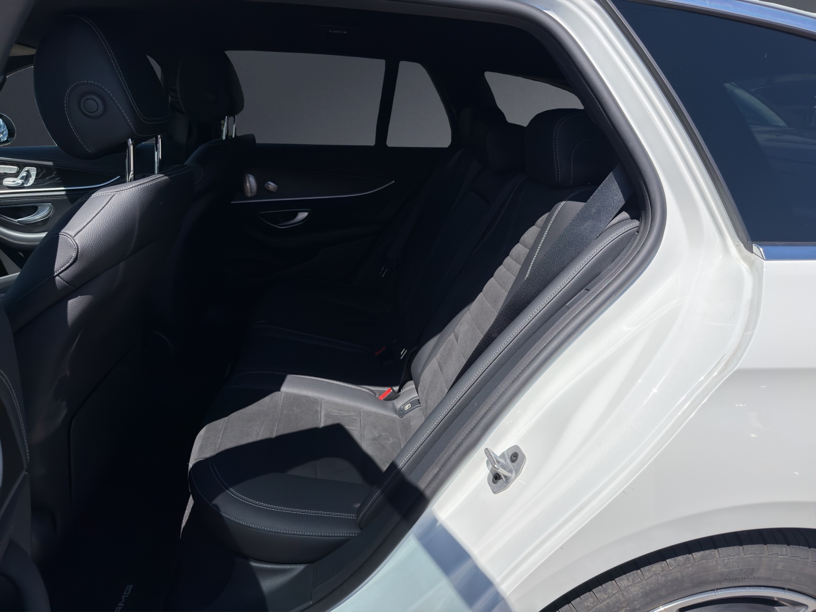MERCEDES-BENZ E 220 d T AMG Line 9G-Tronic-image-10