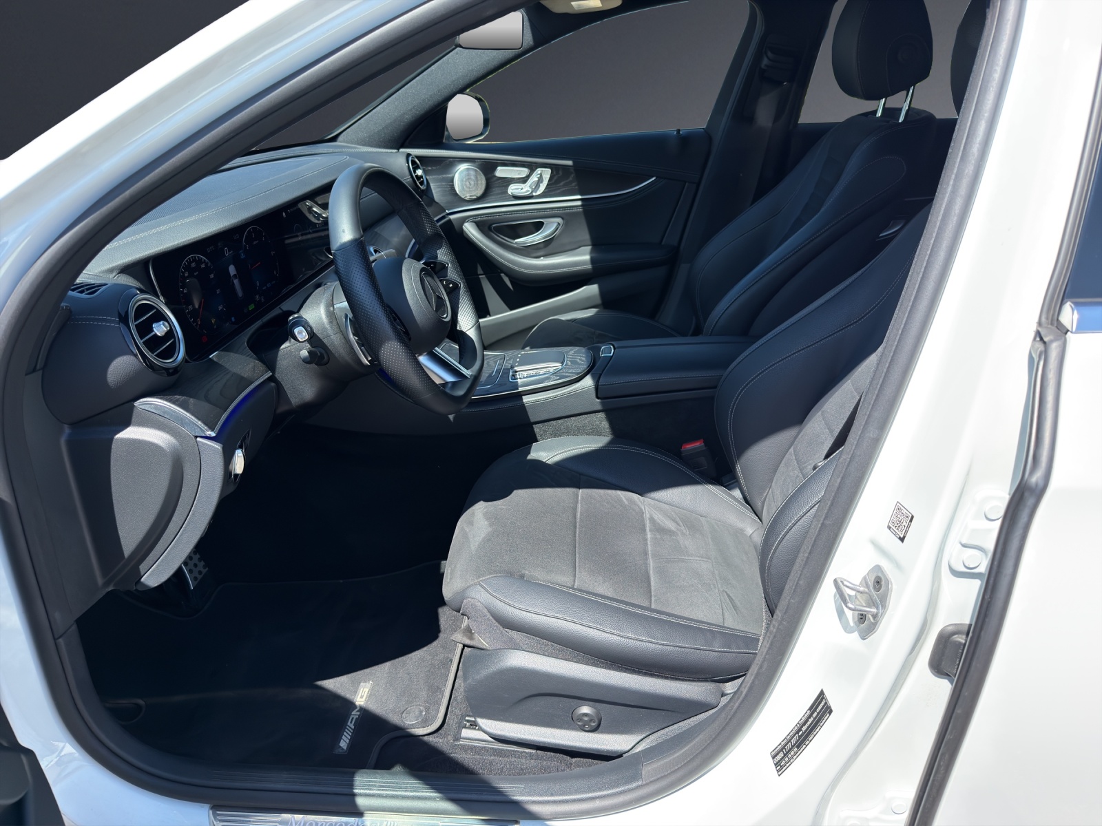 MERCEDES-BENZ E 220 d T AMG Line 9G-Tronic-image-5