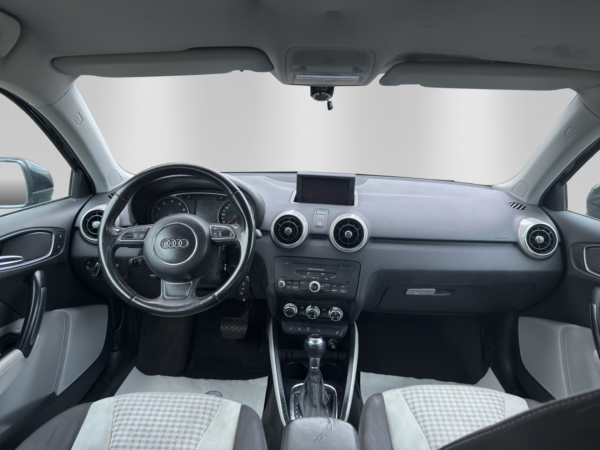 AUDI A1 1.4 TFSI Ambition S-tronic-image-8