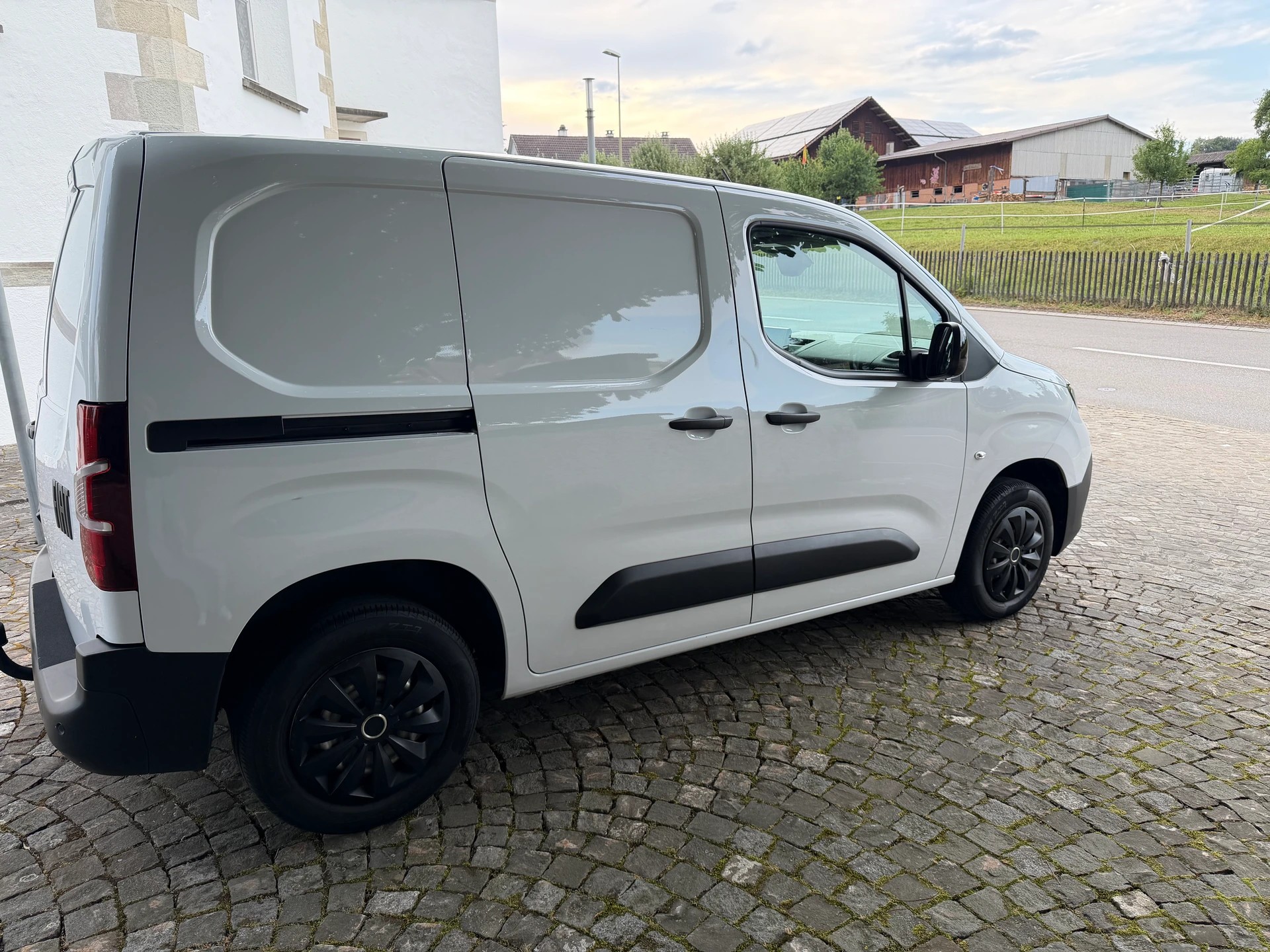 FIAT DOBLO 1.2 L1 Easy Pro /1 Hand/Ab MFK/Service gepflegt/36 Monate Garantie exkl. / Anhängerkup./ Apple CarPlay /Klima/Tempomat/DAB-image-4
