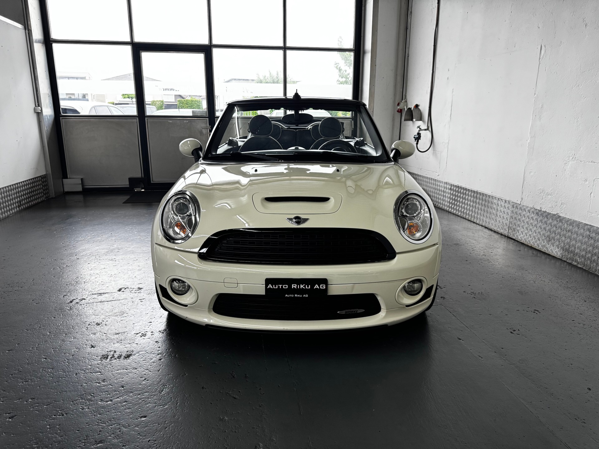 MINI Cooper John Cooper Works Cabriolet-image-7