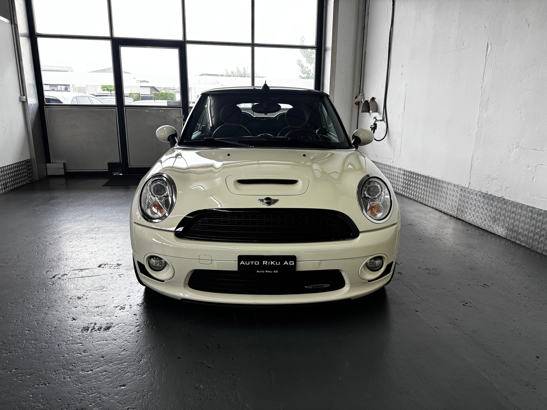 MINI Cooper John Cooper Works Cabriolet-image-6