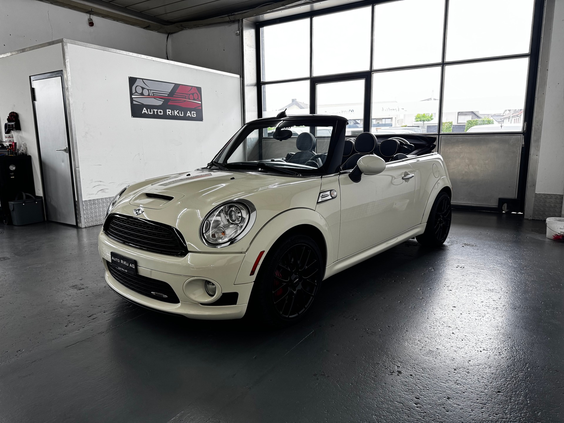MINI Cooper John Cooper Works Cabriolet-image-11
