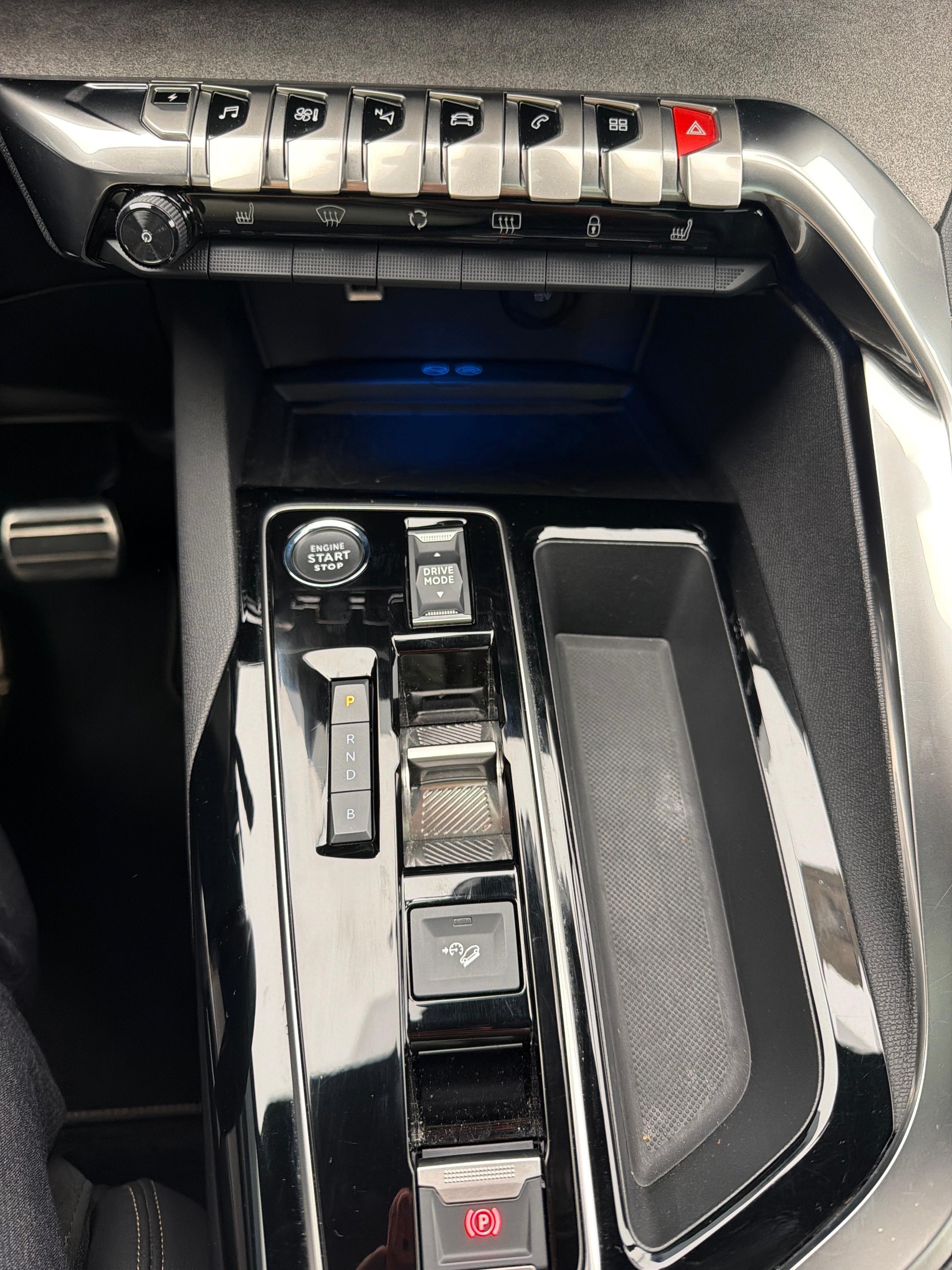 PEUGEOT 3008 1.6 Plug-in Hybrid4 GT-image-17