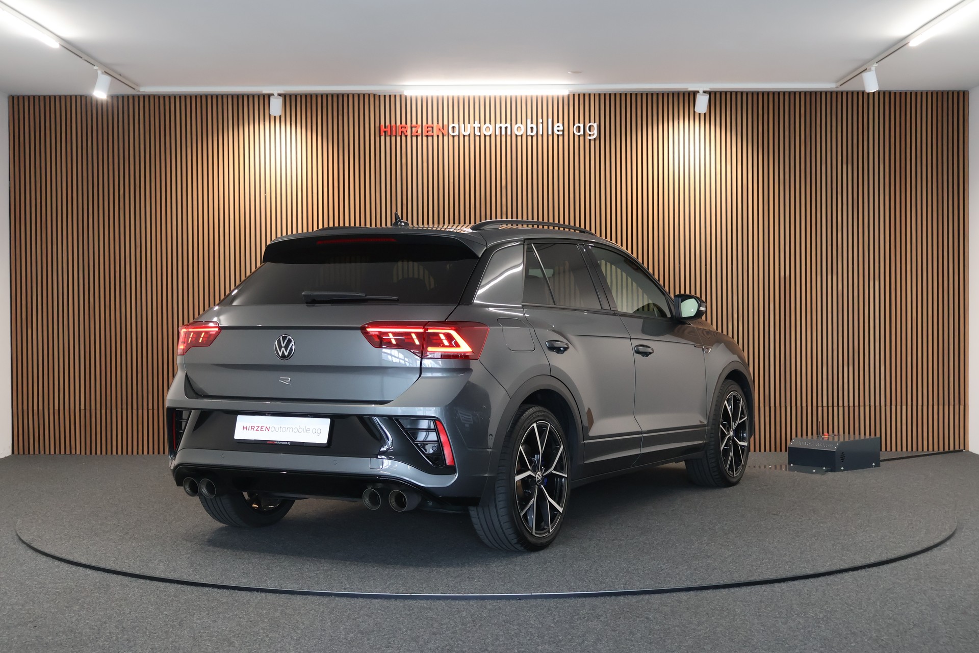 VW T-Roc 2.0 TSI R DSG 4Motion-image-4