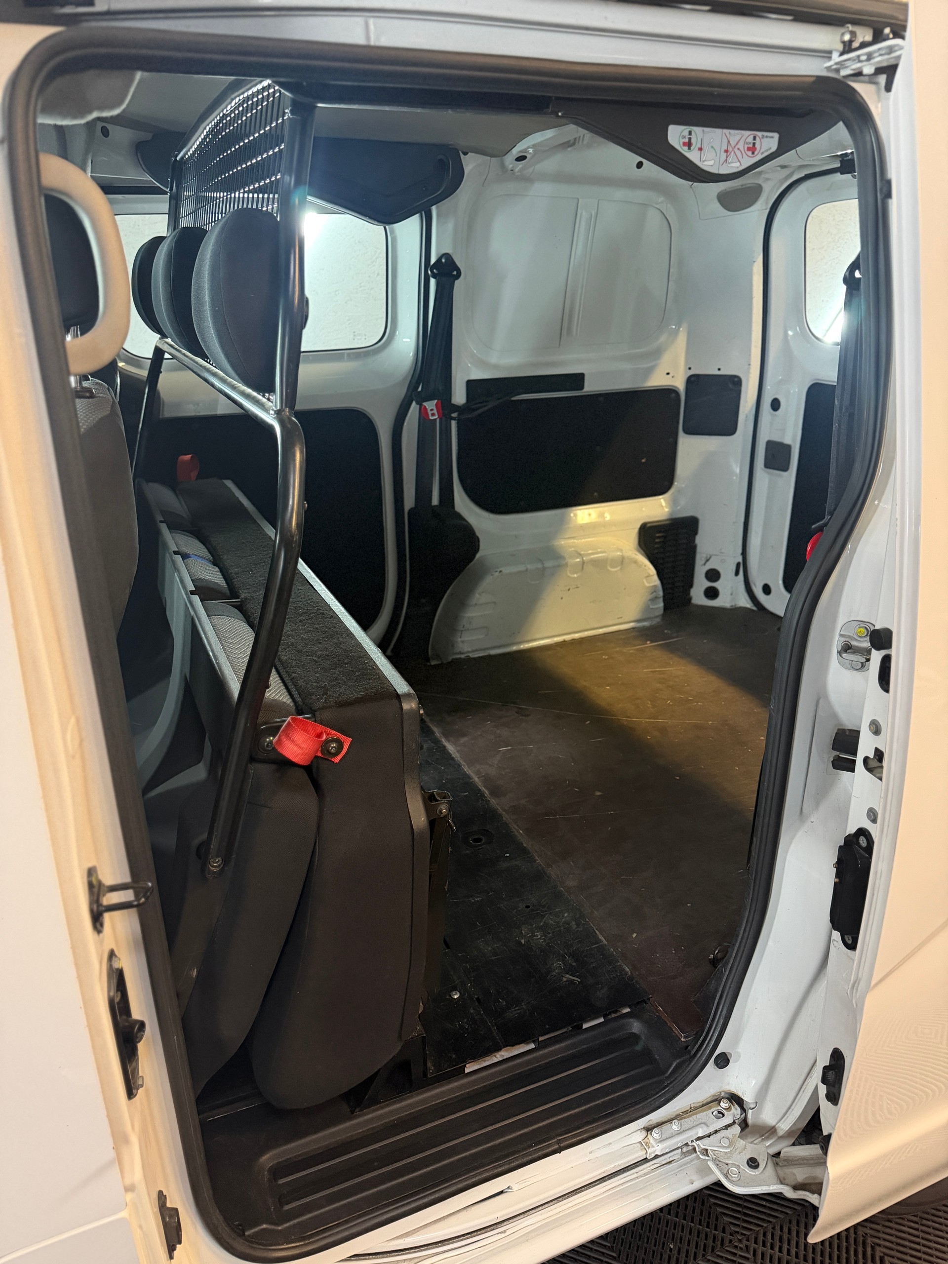 NISSAN NV200-image-16