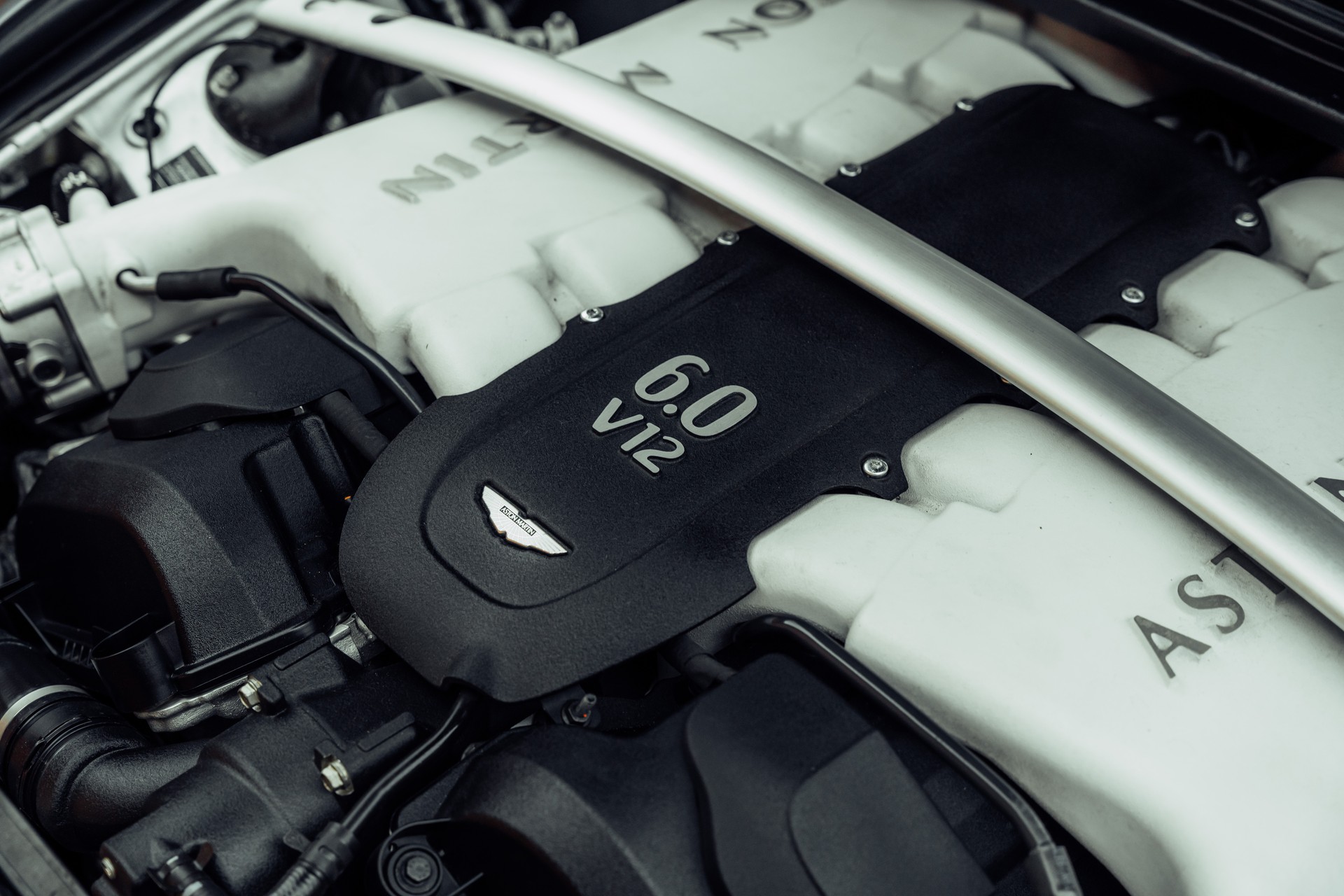 ASTON MARTIN V12 Vantage 5.9 S-image-23