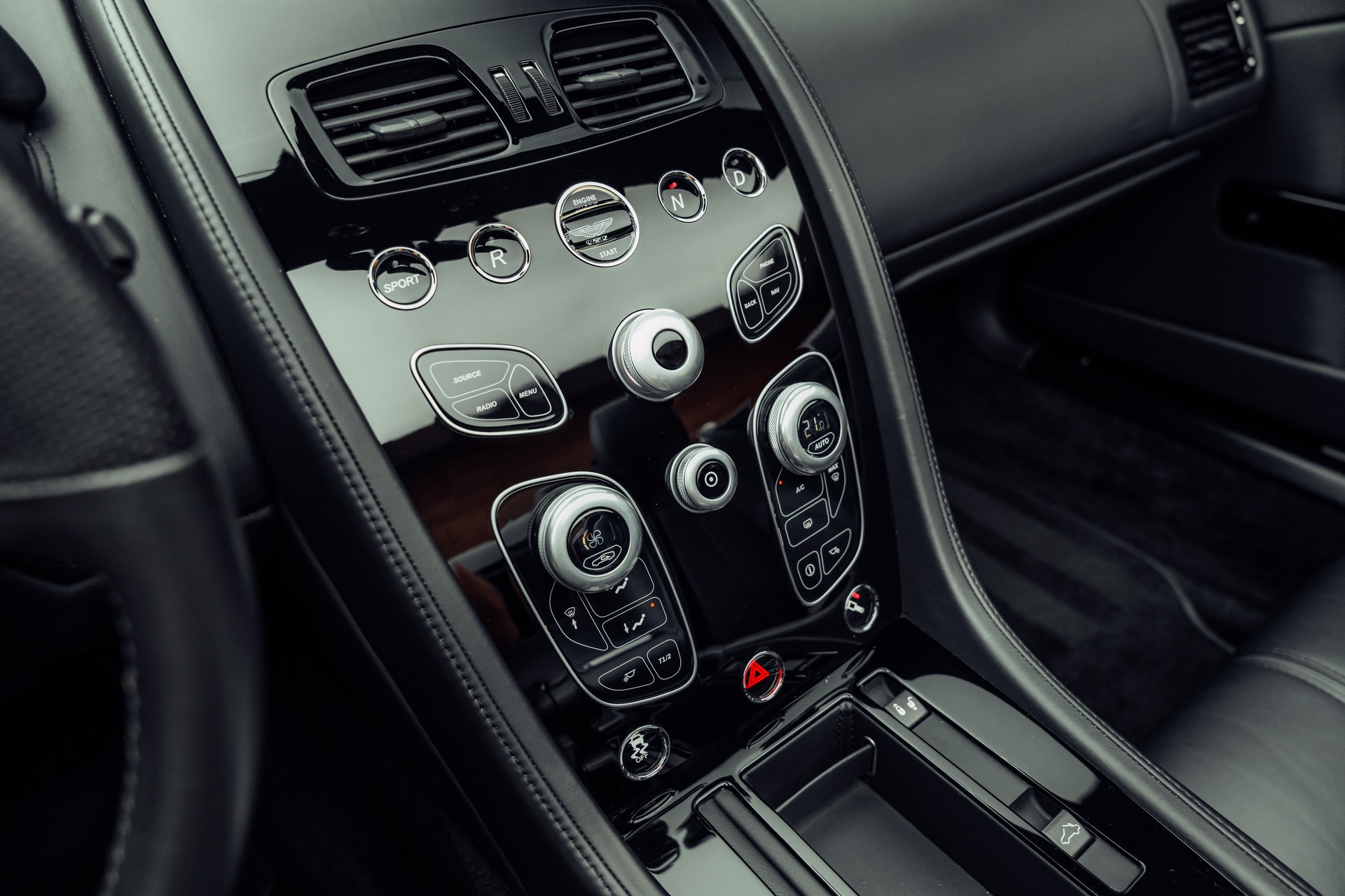ASTON MARTIN V12 Vantage 5.9 S-image-9