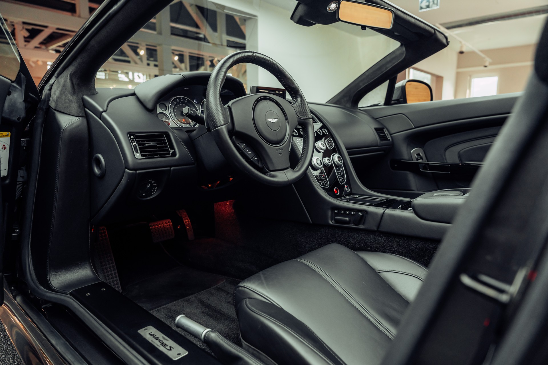 ASTON MARTIN V12 Vantage 5.9 S-image-6