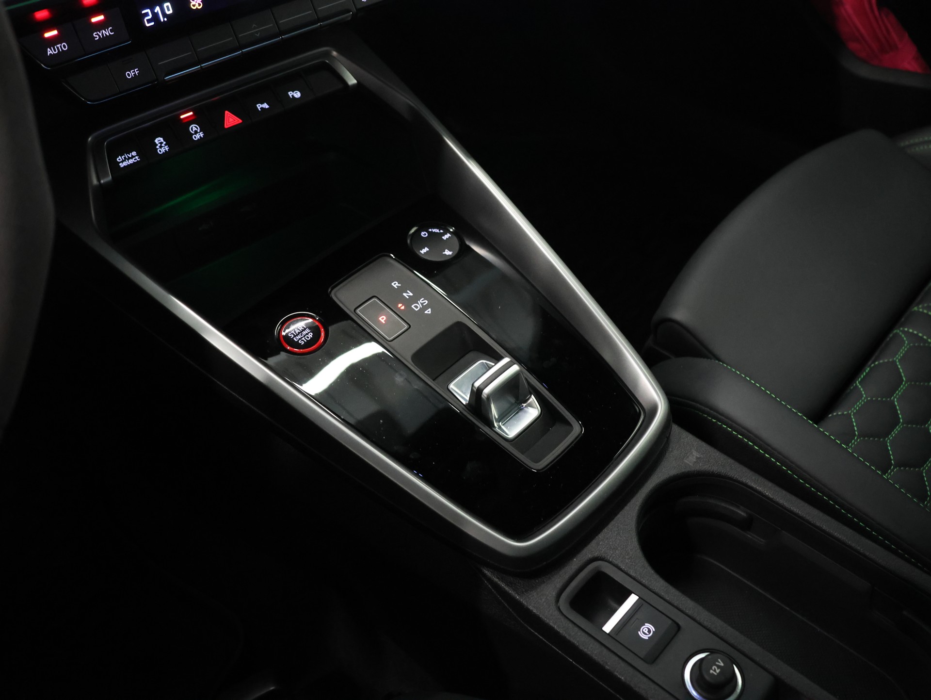 AUDI RS3 Sportback 2.5 TSI quattro S-tronic *AKRAPOVIC-ABGASANLAGE* KERAMIKVERSIEGLUNG *-image-29