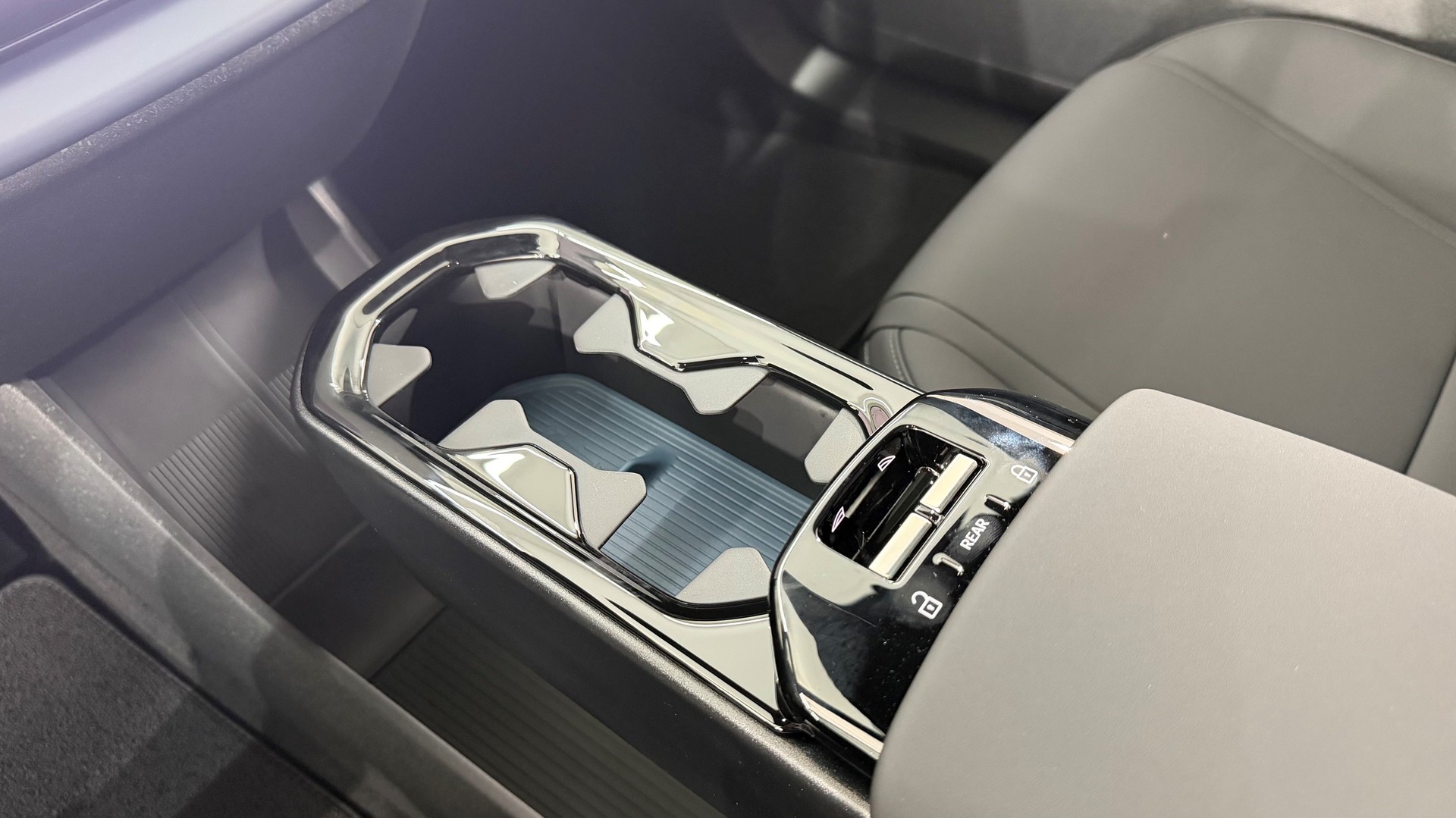 VOLVO EX 30 P8 Ultra XCENTRIC Black E-image-13