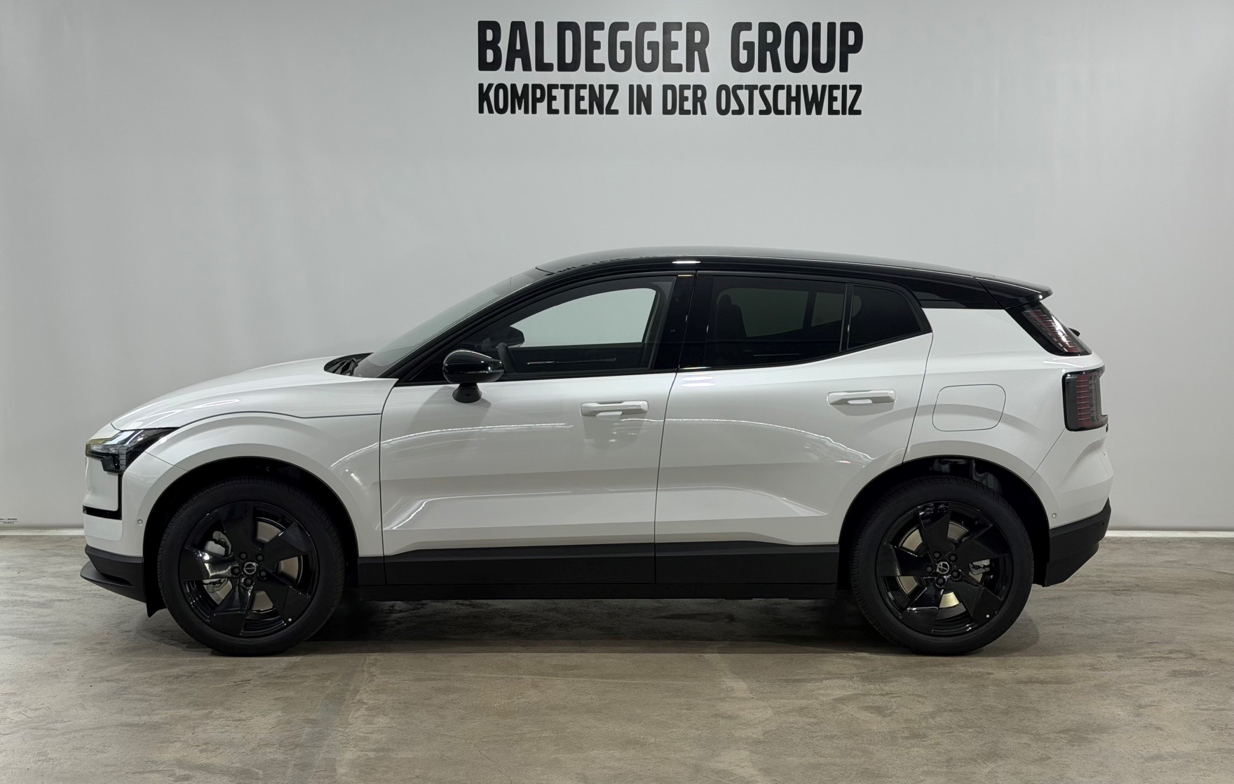 VOLVO EX 30 P8 Ultra XCENTRIC Black E-image-2