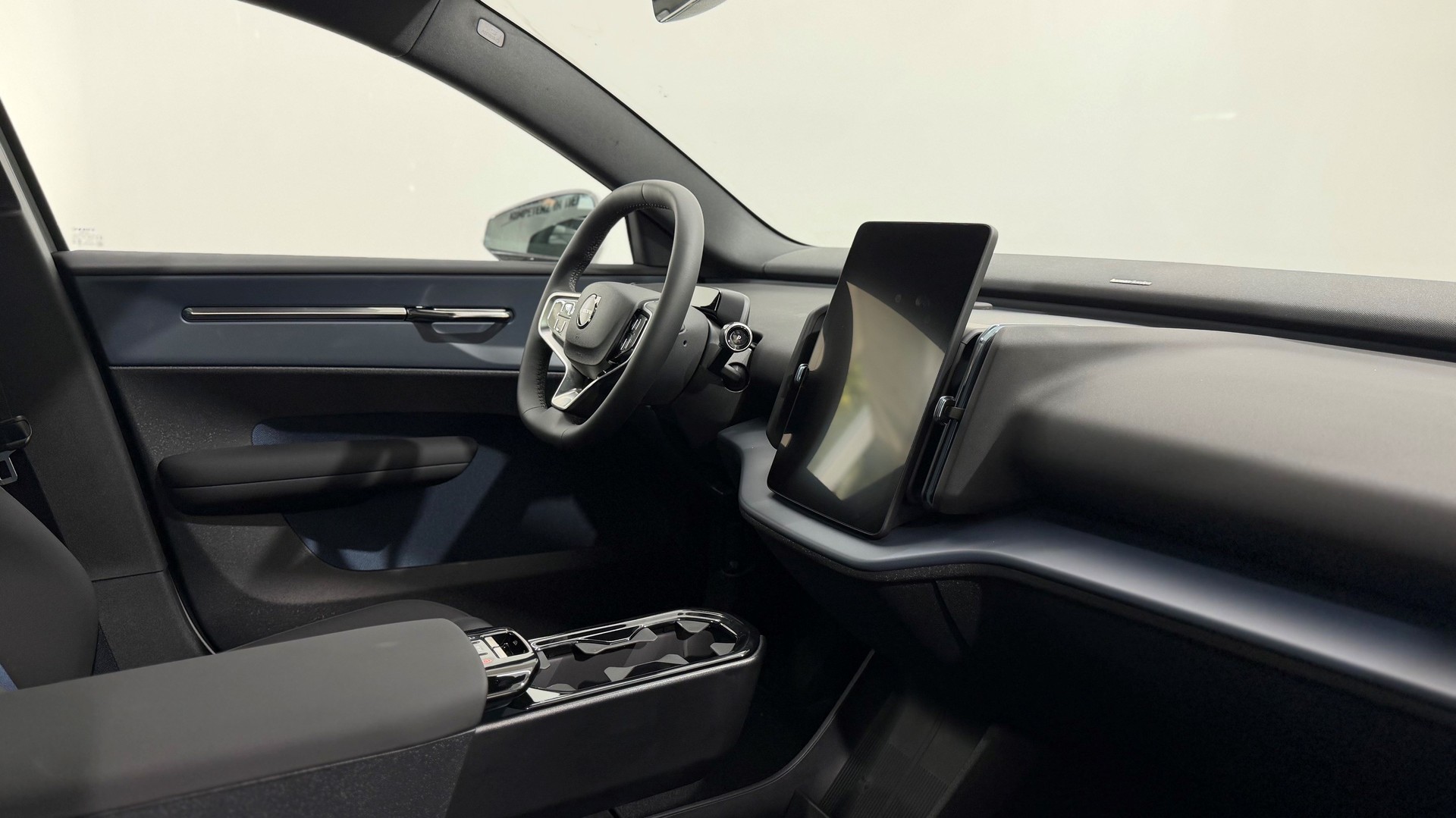 VOLVO EX 30 P8 Ultra XCENTRIC Black E-image-3