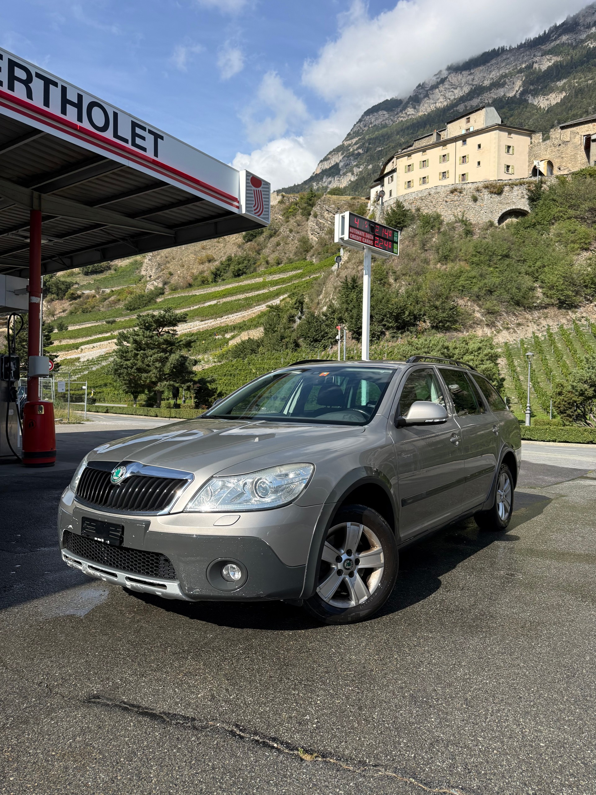 SKODA Octavia Combi 2.0 TDI Scout 4x4-image-0
