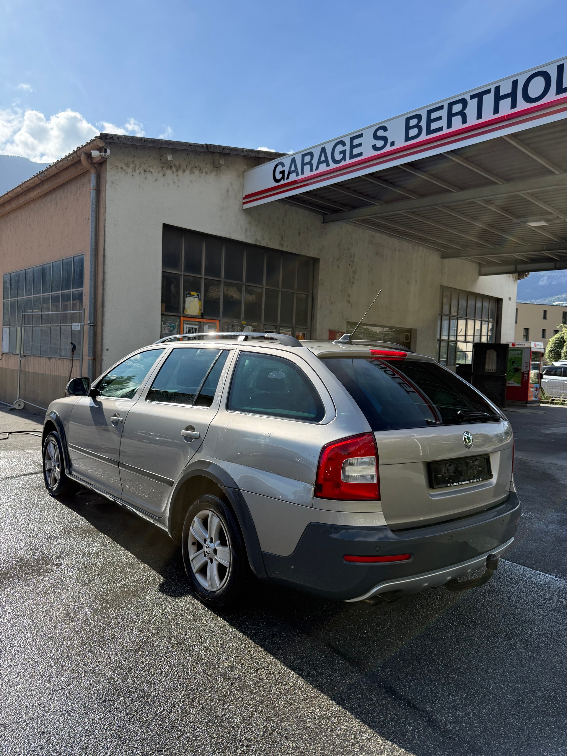 SKODA Octavia Combi 2.0 TDI Scout 4x4-image-3