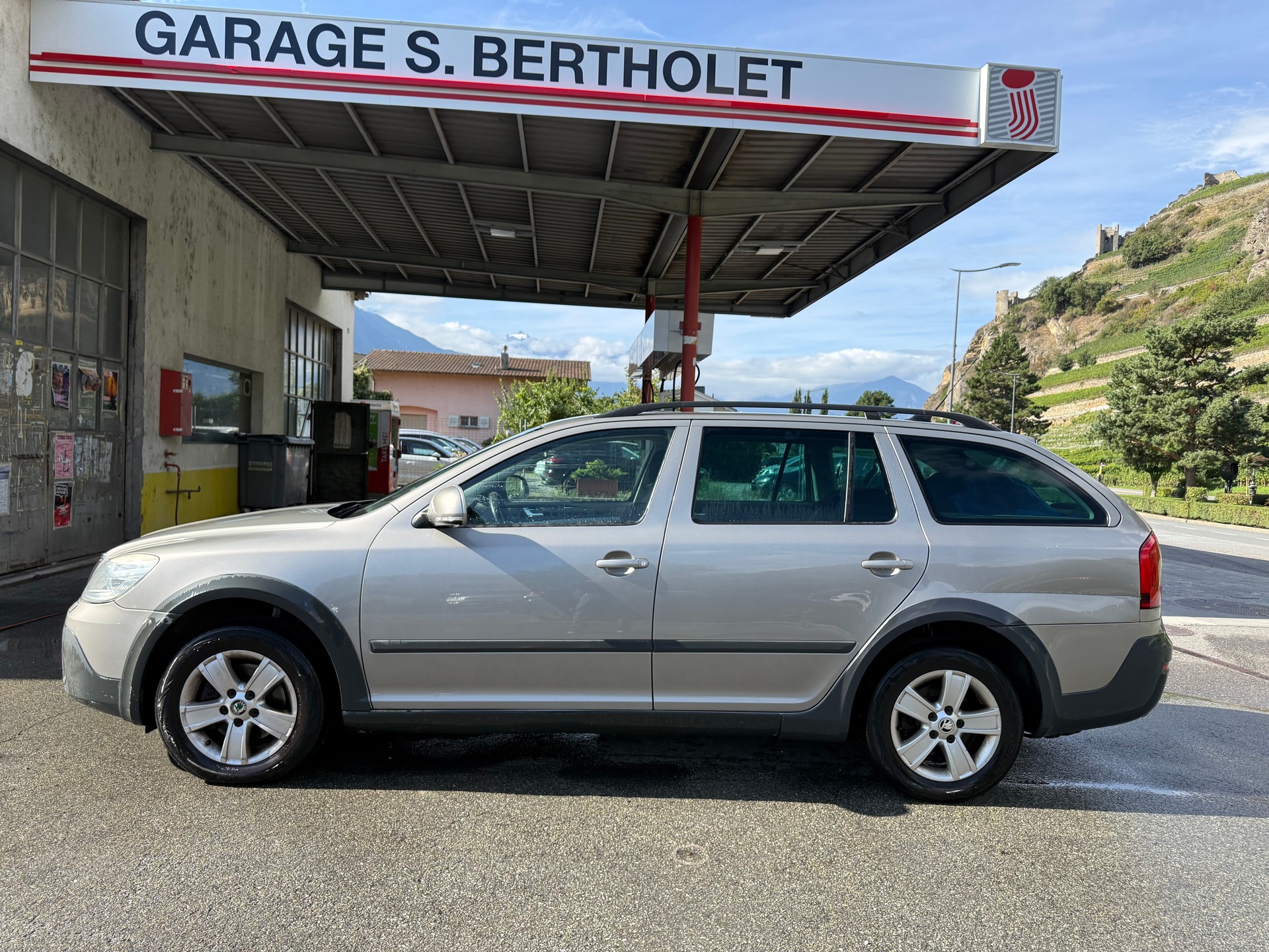 SKODA Octavia Combi 2.0 TDI Scout 4x4-image-4