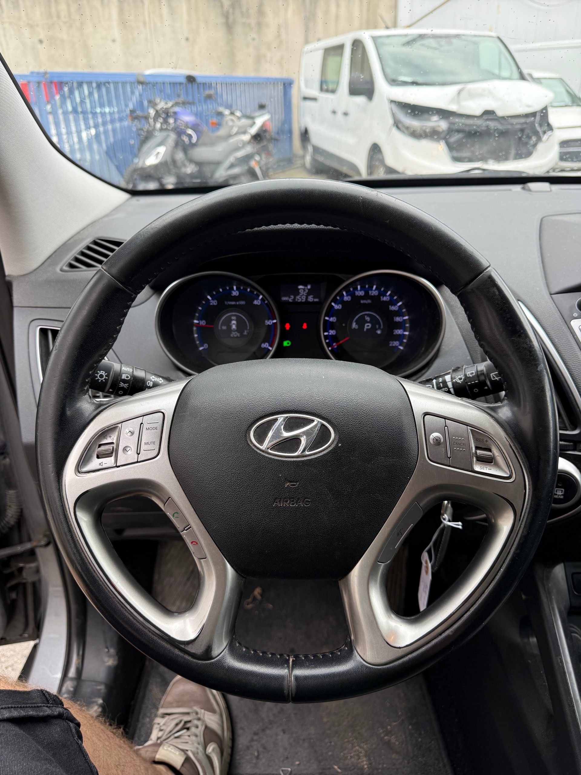 HYUNDAI iX 35 2.0 CRDi Style 4WD Automatic-image-14