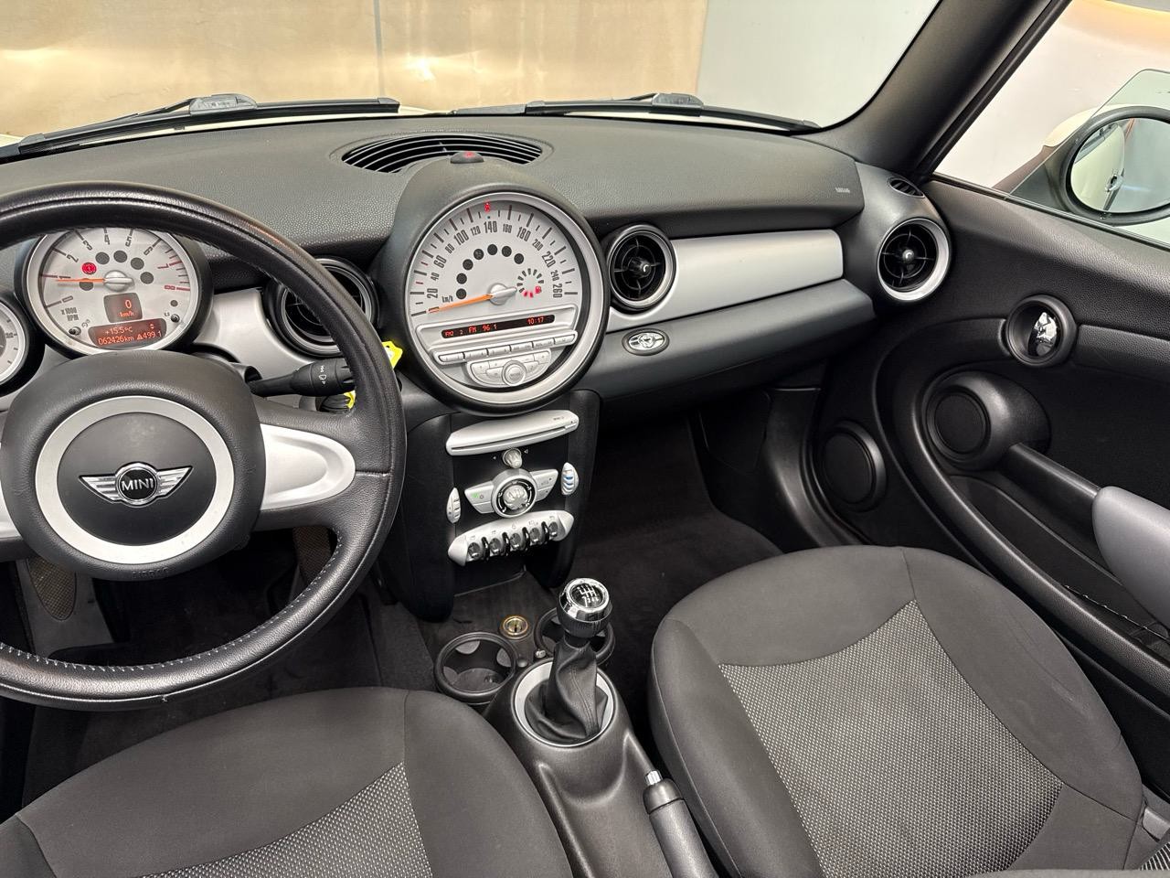 MINI Cooper Cabriolet-image-2