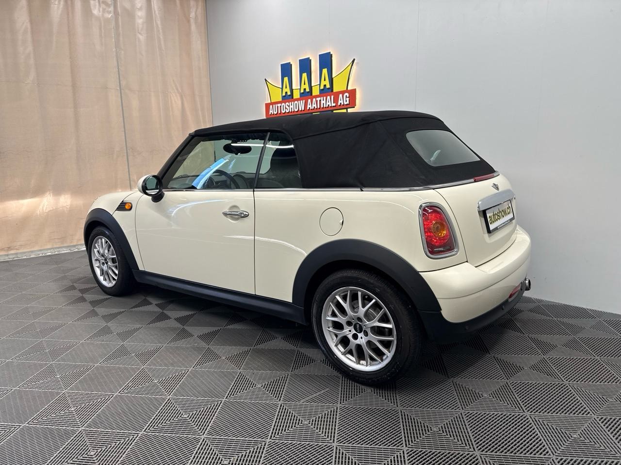 MINI Cooper Cabriolet-image-1