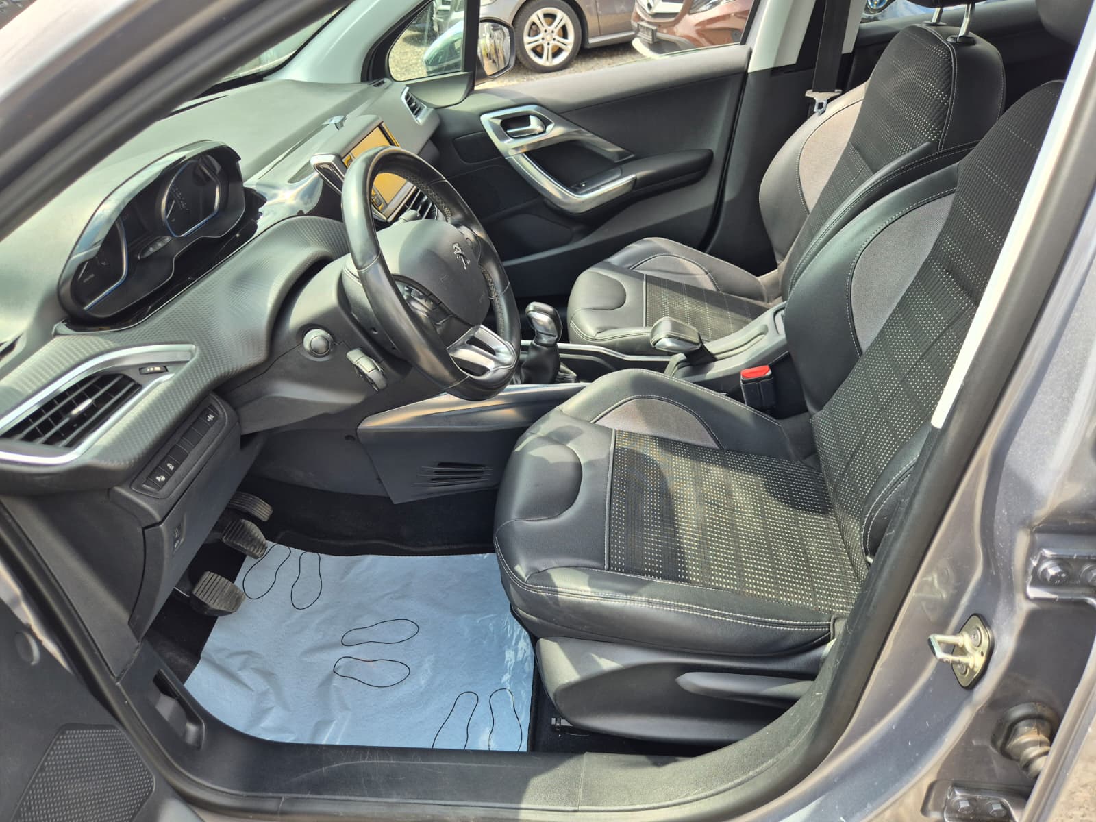 PEUGEOT 2008 1.6 VTI Allure-image-7