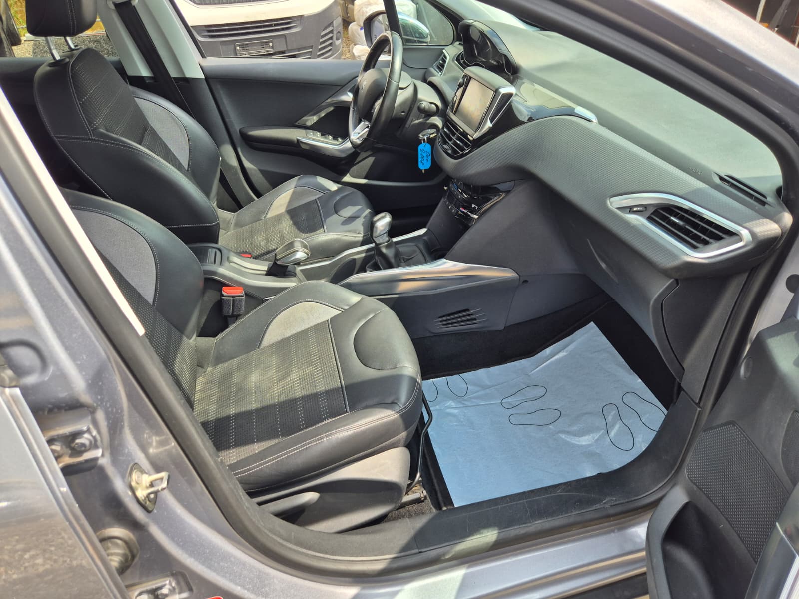 PEUGEOT 2008 1.6 VTI Allure-image-8