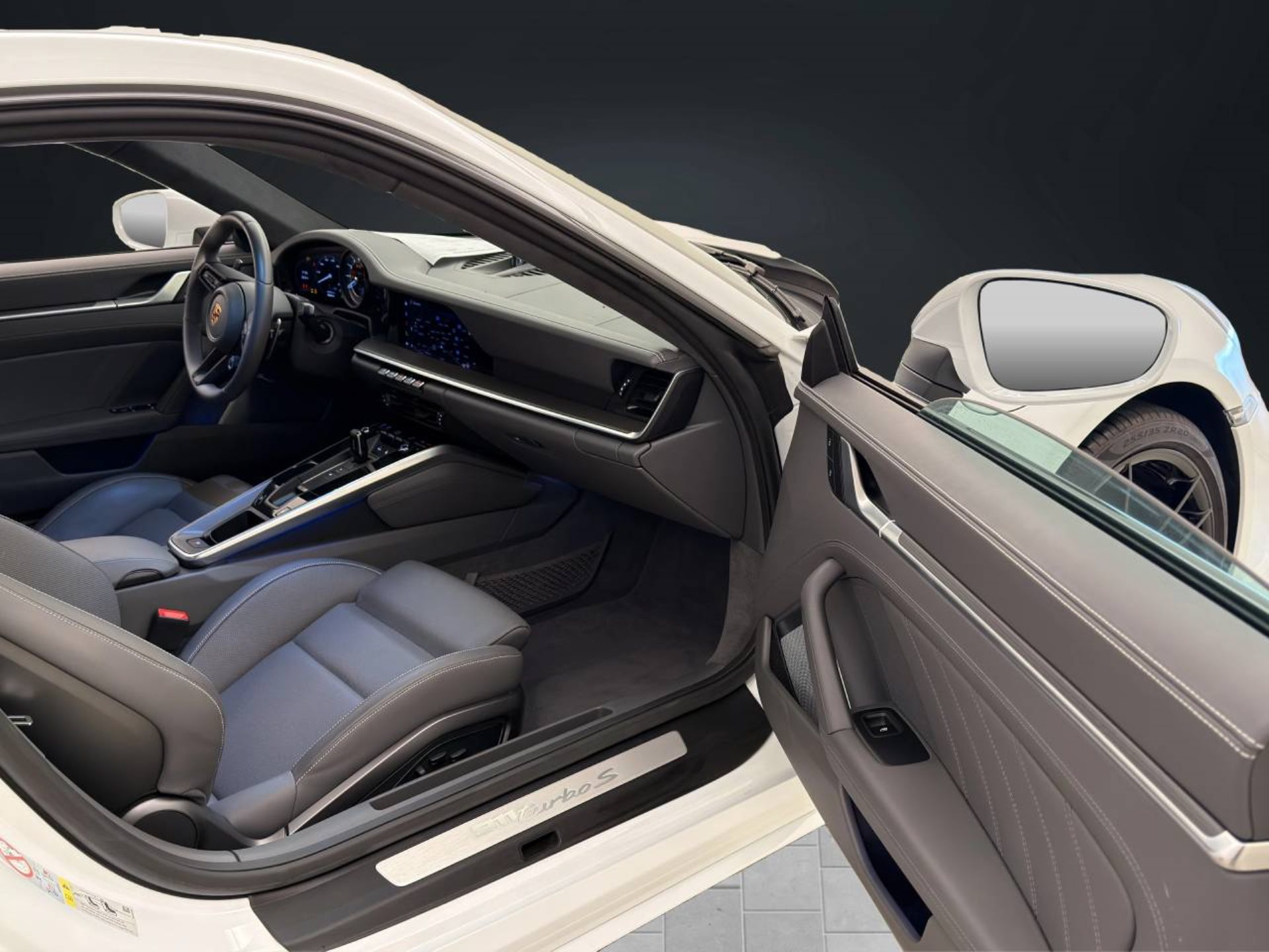 PORSCHE 911 Turbo S-image-18