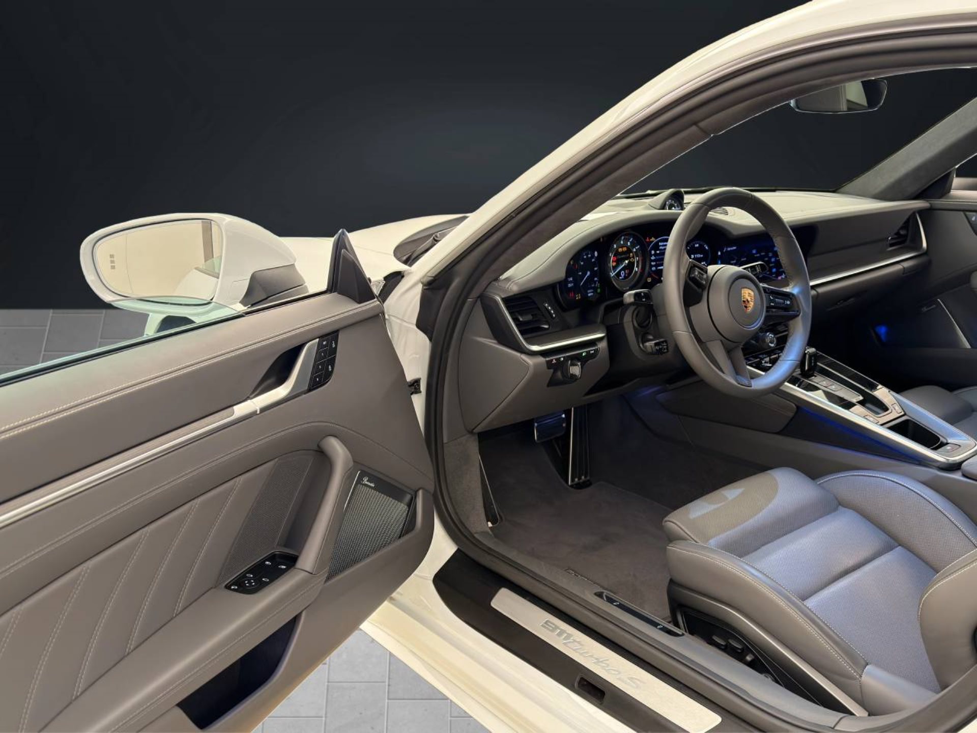 PORSCHE 911 Turbo S-image-3
