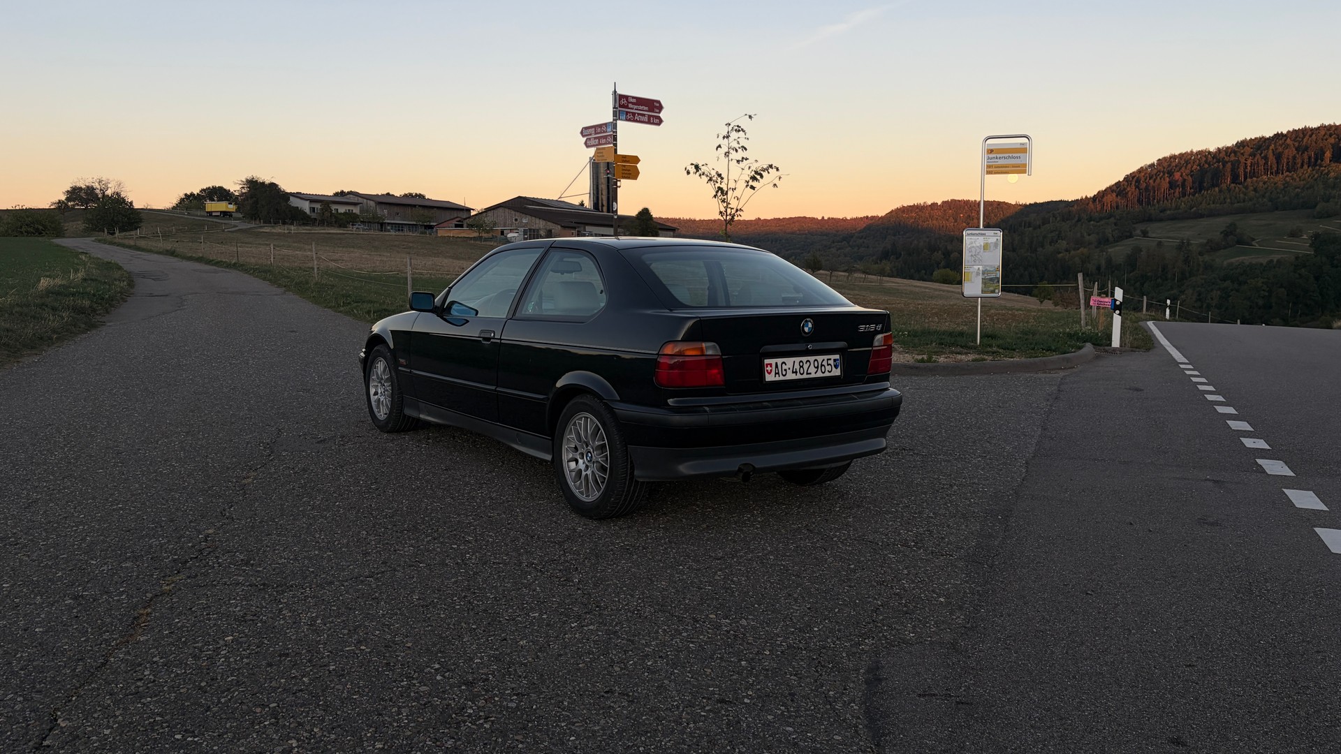 BMW 318ti-image-1