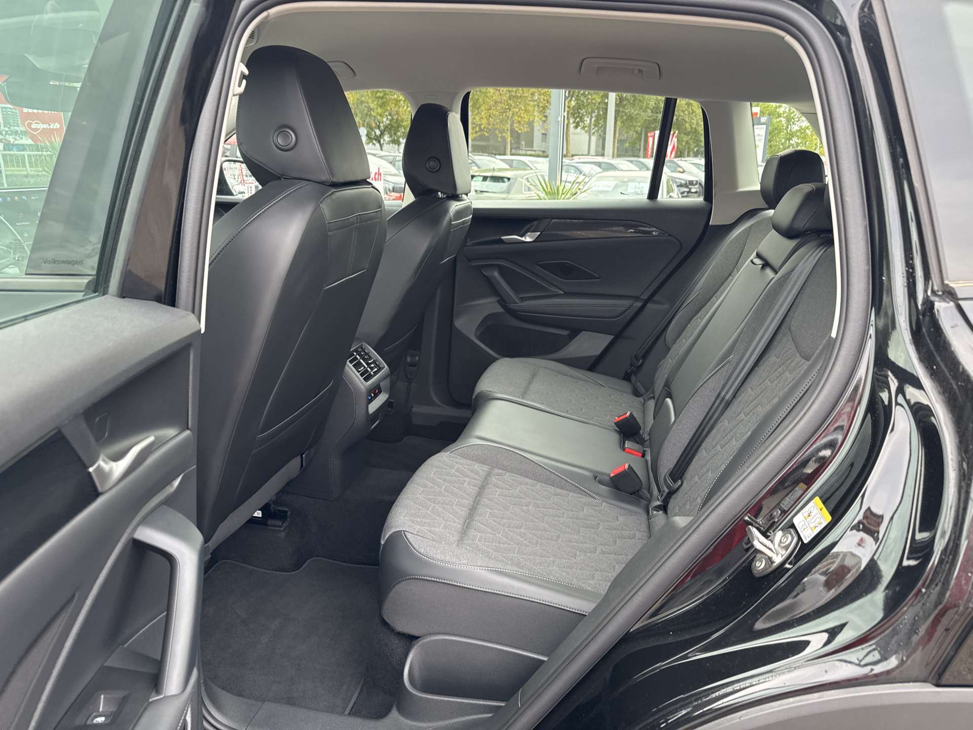 VW Tiguan 2.0 TDi SCR Life DSG-Automat-image-6
