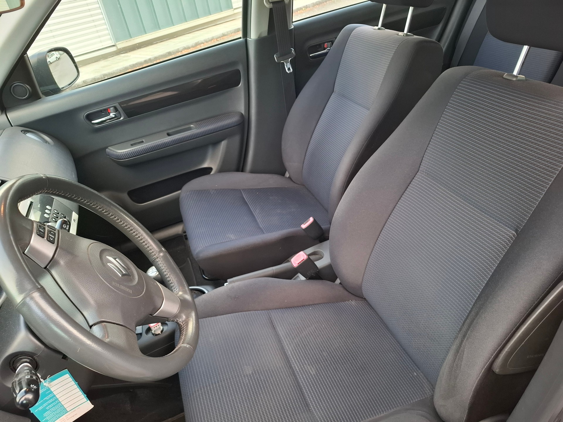SUZUKI Swift 1.3i 16V GL Top Piz Sulai LE 4x4-image-4