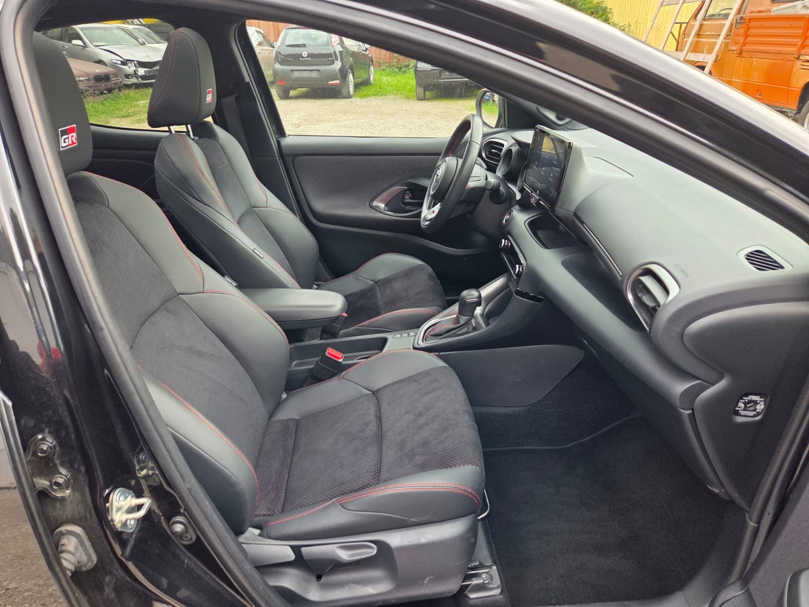 TOYOTA Yaris 1.5 GR Sport e-CVT-image-11