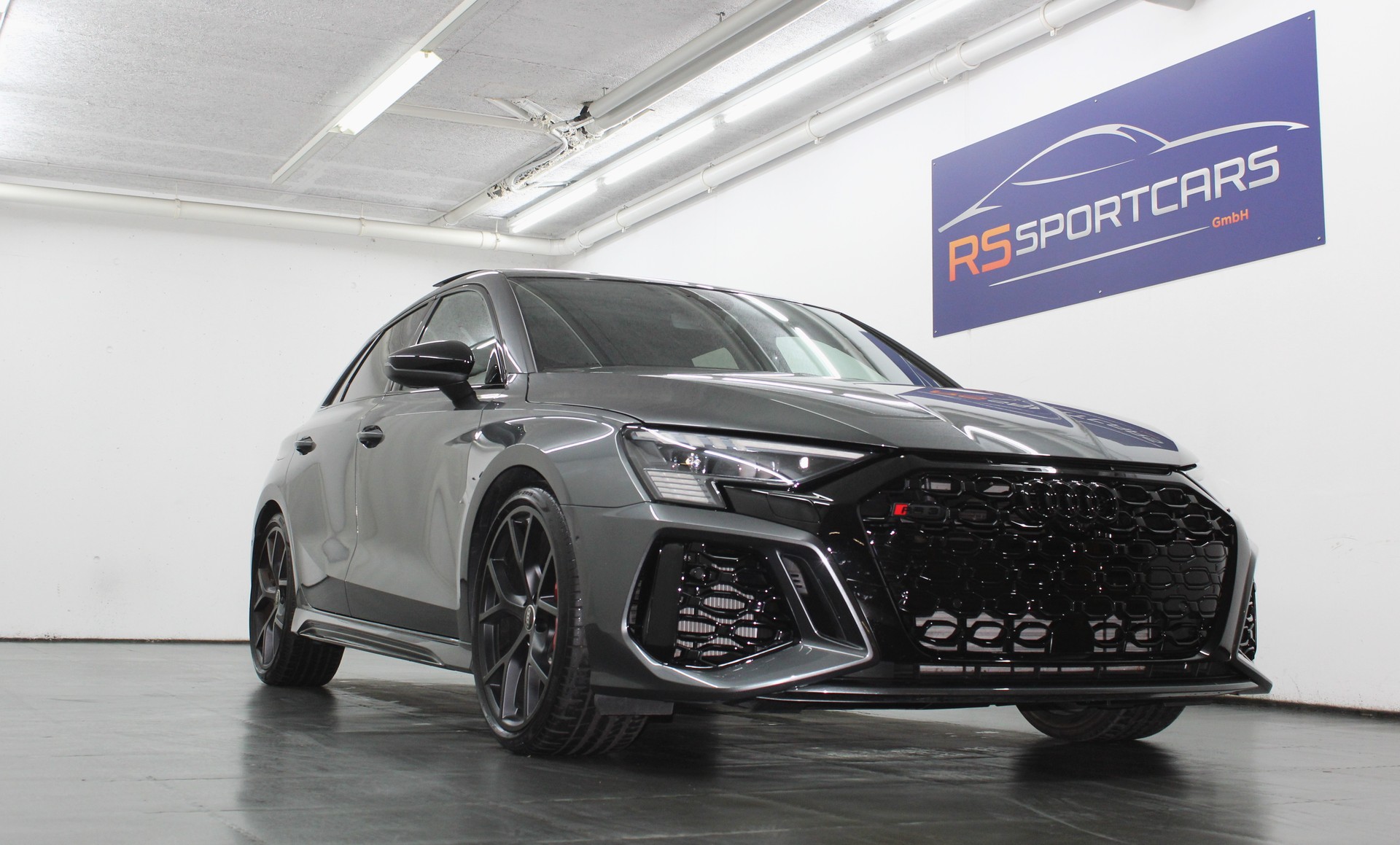 AUDI RS3 Sportback 2.5 TSI quattro S-tronic RS-Designpaket rot / Keramikbremsanlage / CH-Fahrzeug-image-1