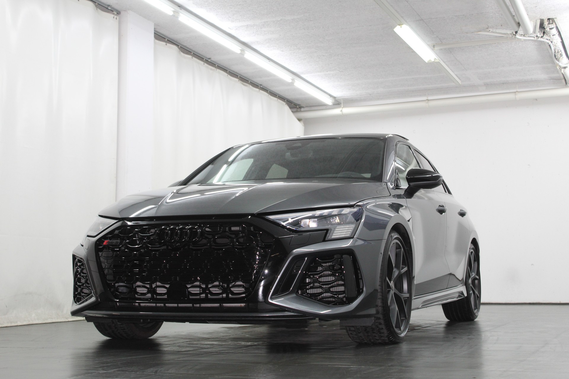 AUDI RS3 Sportback 2.5 TSI quattro S-tronic RS-Designpaket rot / Keramikbremsanlage / CH-Fahrzeug-image-3