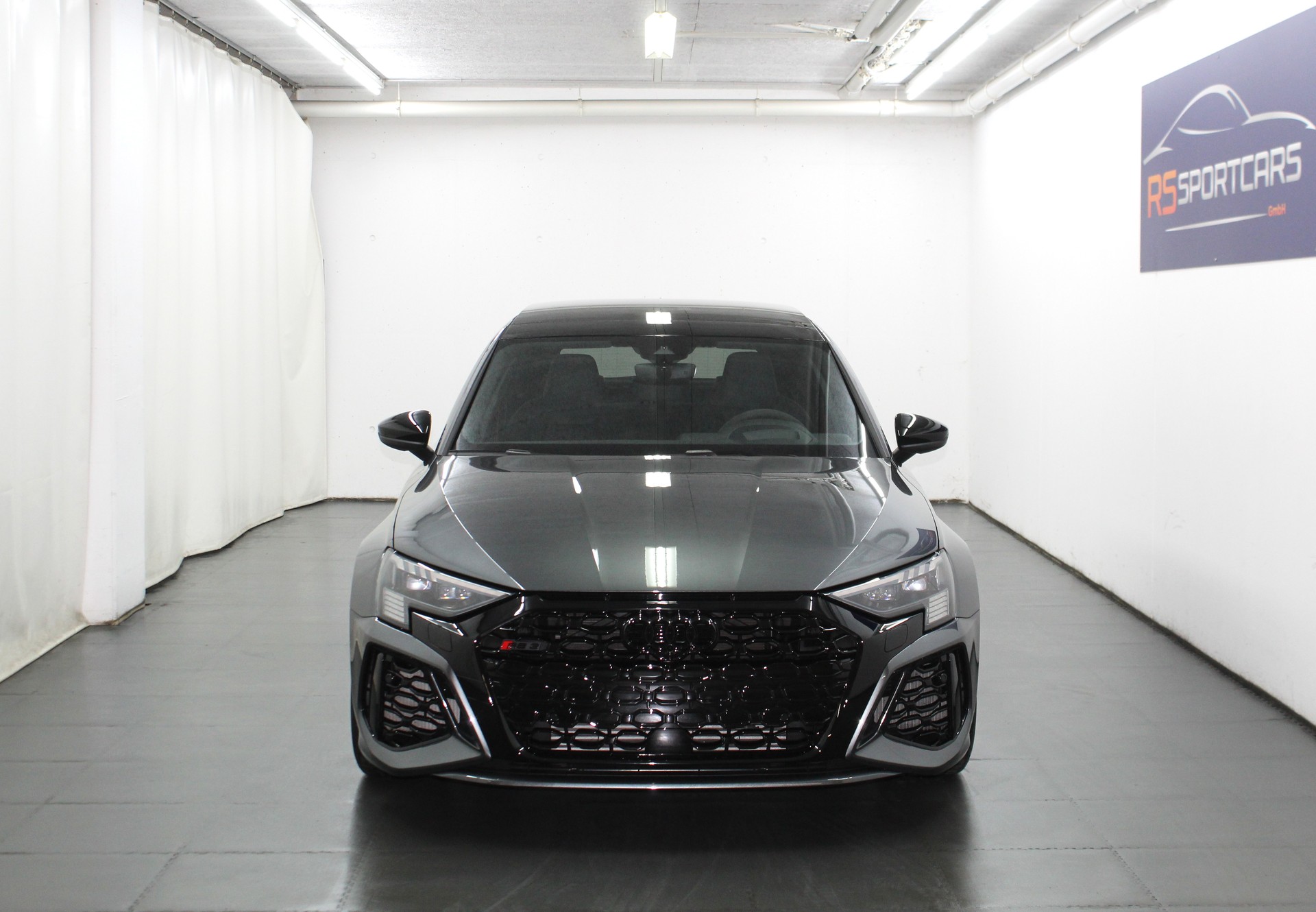 AUDI RS3 Sportback 2.5 TSI quattro S-tronic RS-Designpaket rot / Keramikbremsanlage / CH-Fahrzeug-image-2