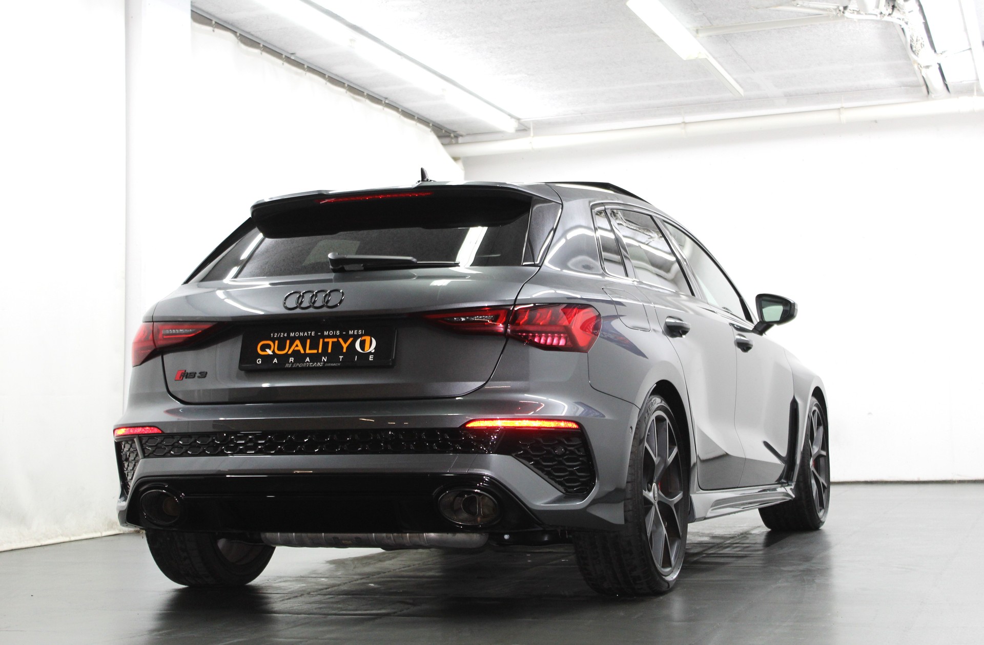 AUDI RS3 Sportback 2.5 TSI quattro S-tronic RS-Designpaket rot / Keramikbremsanlage / CH-Fahrzeug-image-6
