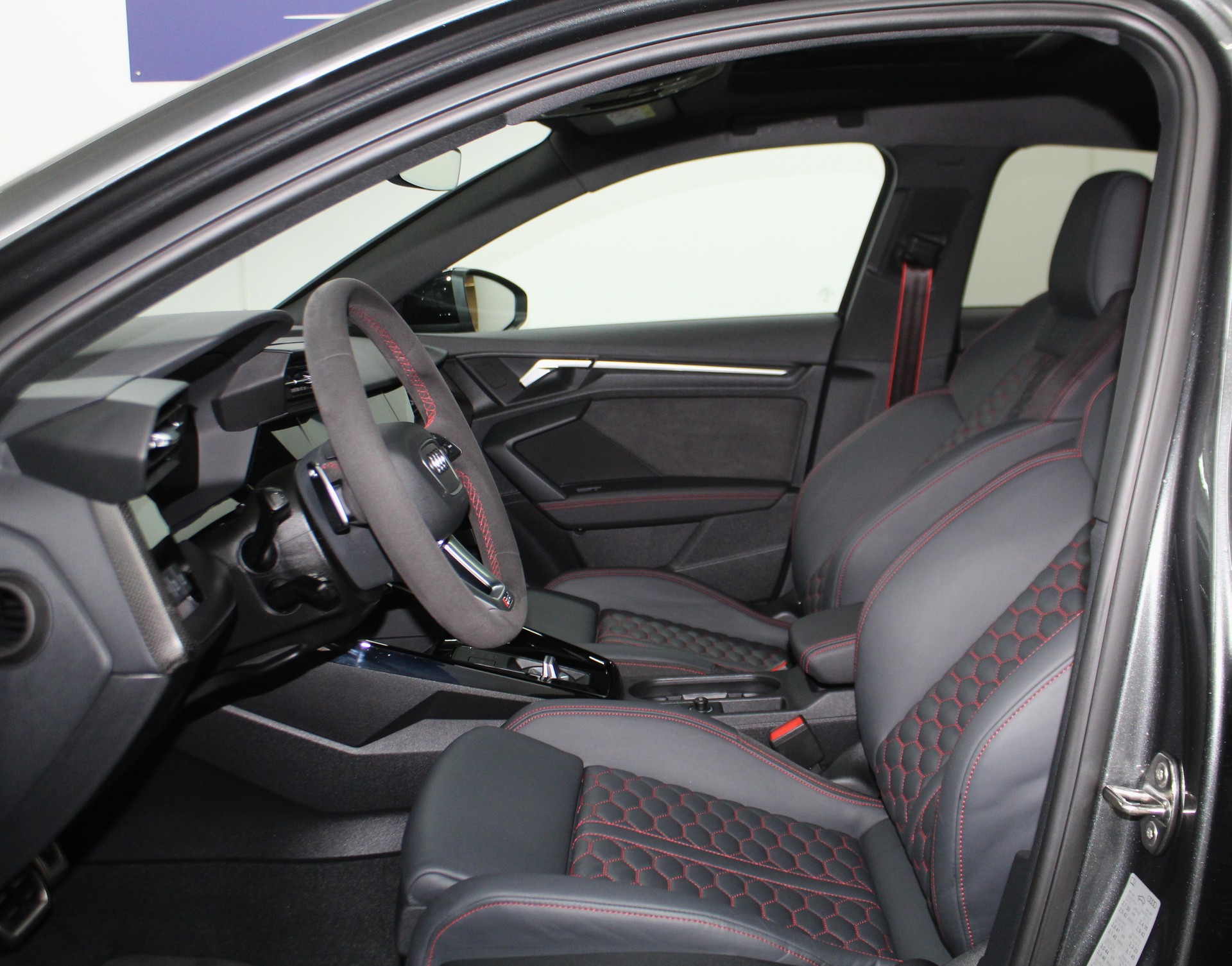 AUDI RS3 Sportback 2.5 TSI quattro S-tronic RS-Designpaket rot / Keramikbremsanlage / CH-Fahrzeug-image-7