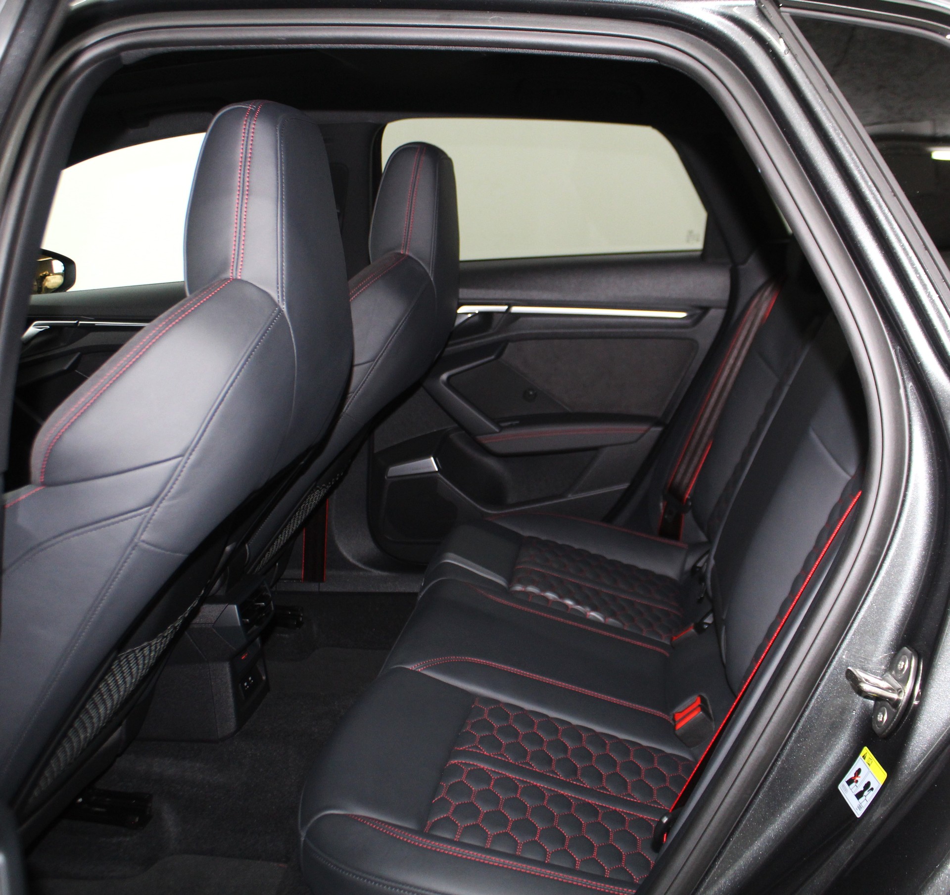 AUDI RS3 Sportback 2.5 TSI quattro S-tronic RS-Designpaket rot / Keramikbremsanlage / CH-Fahrzeug-image-9
