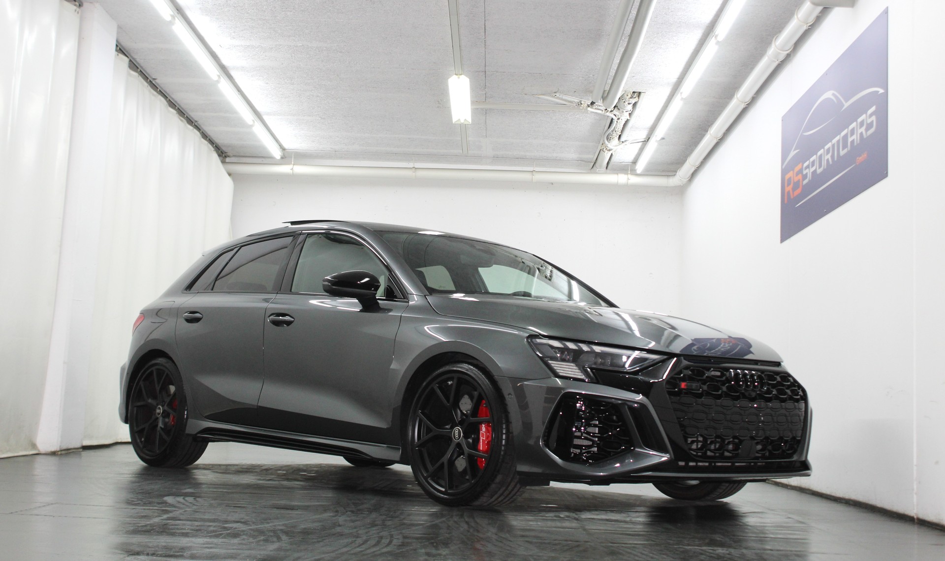 AUDI RS3 Sportback 2.5 TSI quattro S-tronic RS-Designpaket rot / Keramikbremsanlage / CH-Fahrzeug-image-0