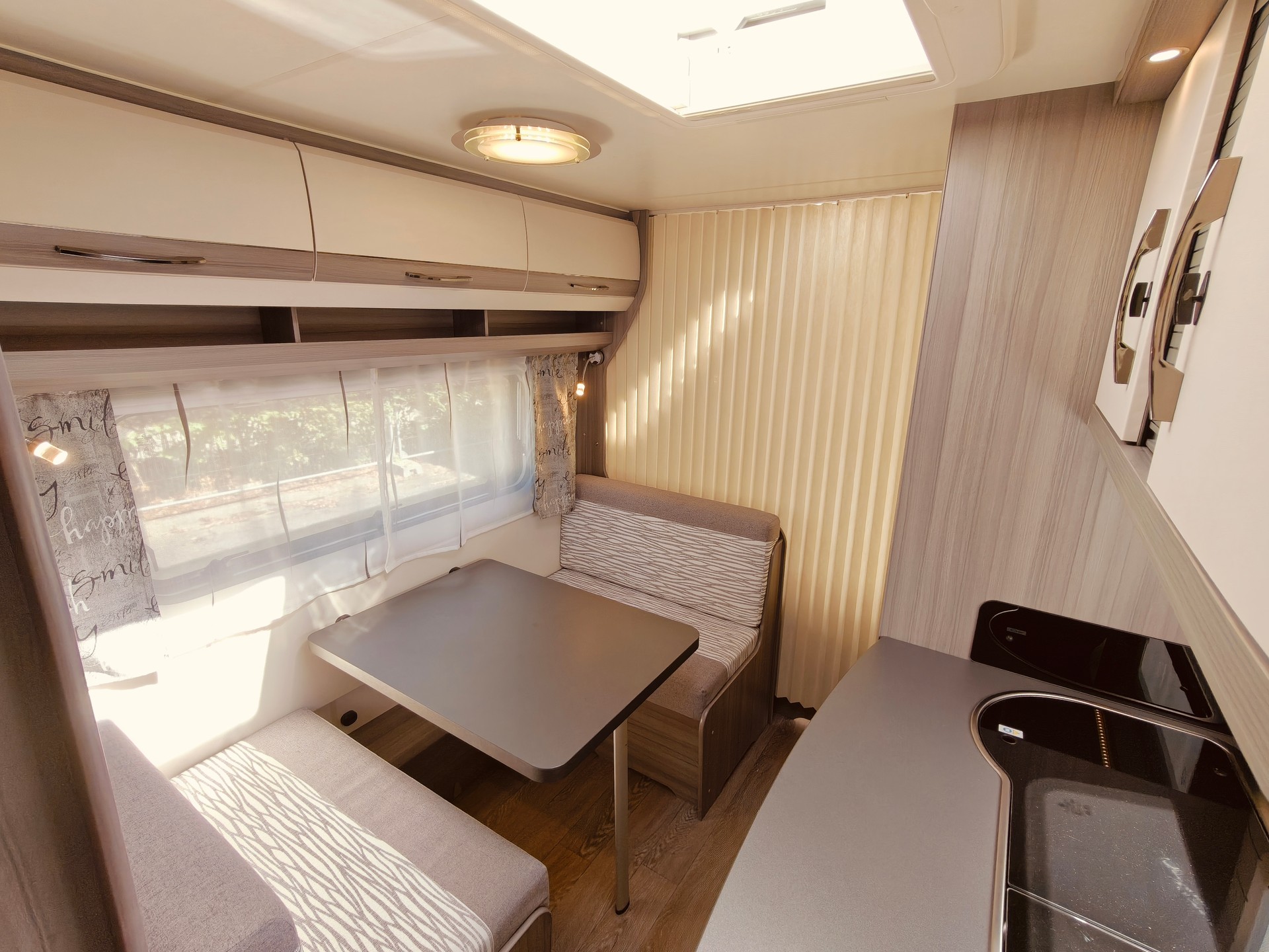 HOBBY On Tour 470 KMF -- Stockbett -- Dachklima-image-7
