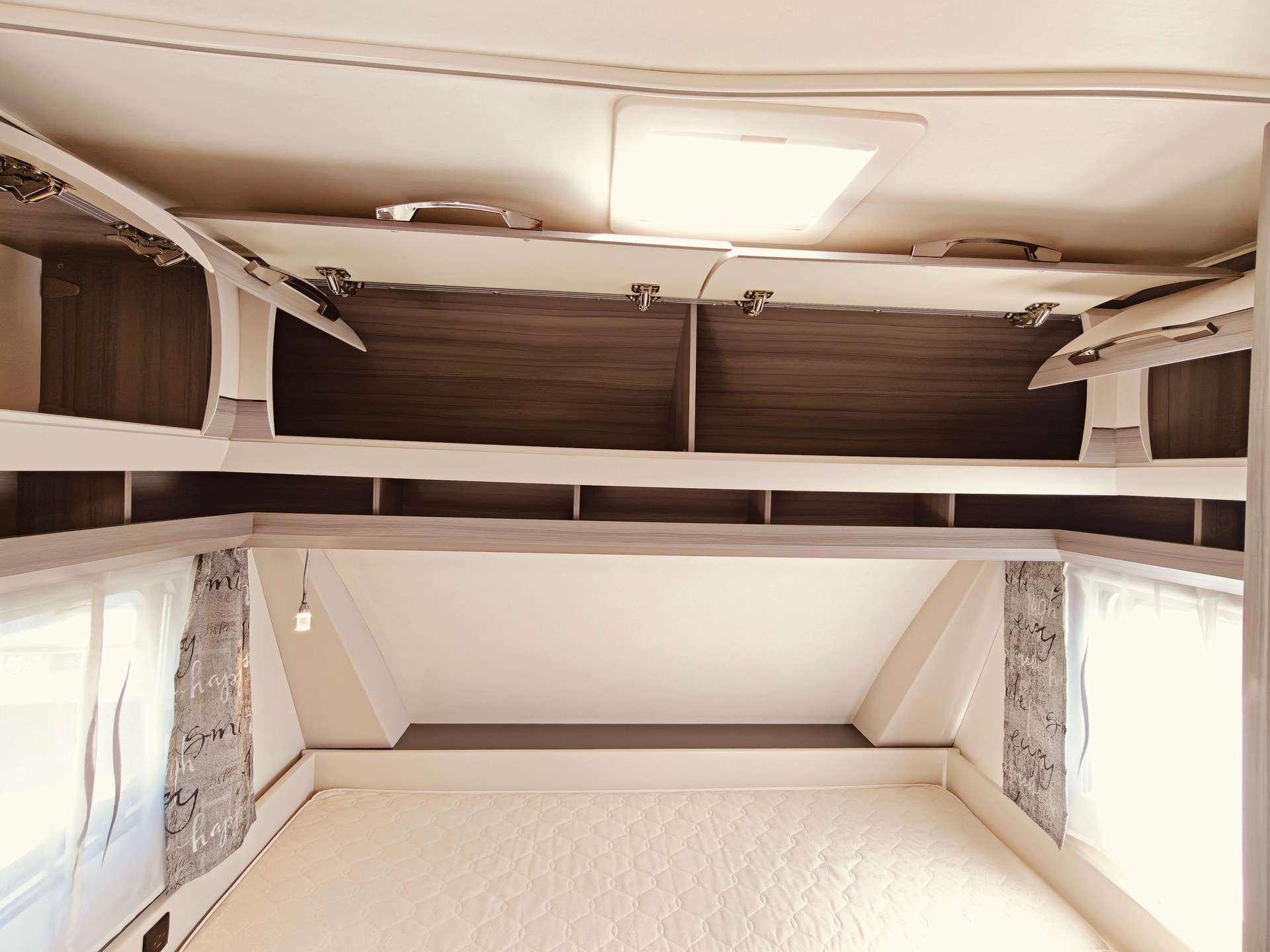 HOBBY On Tour 470 KMF -- Stockbett -- Dachklima-image-13