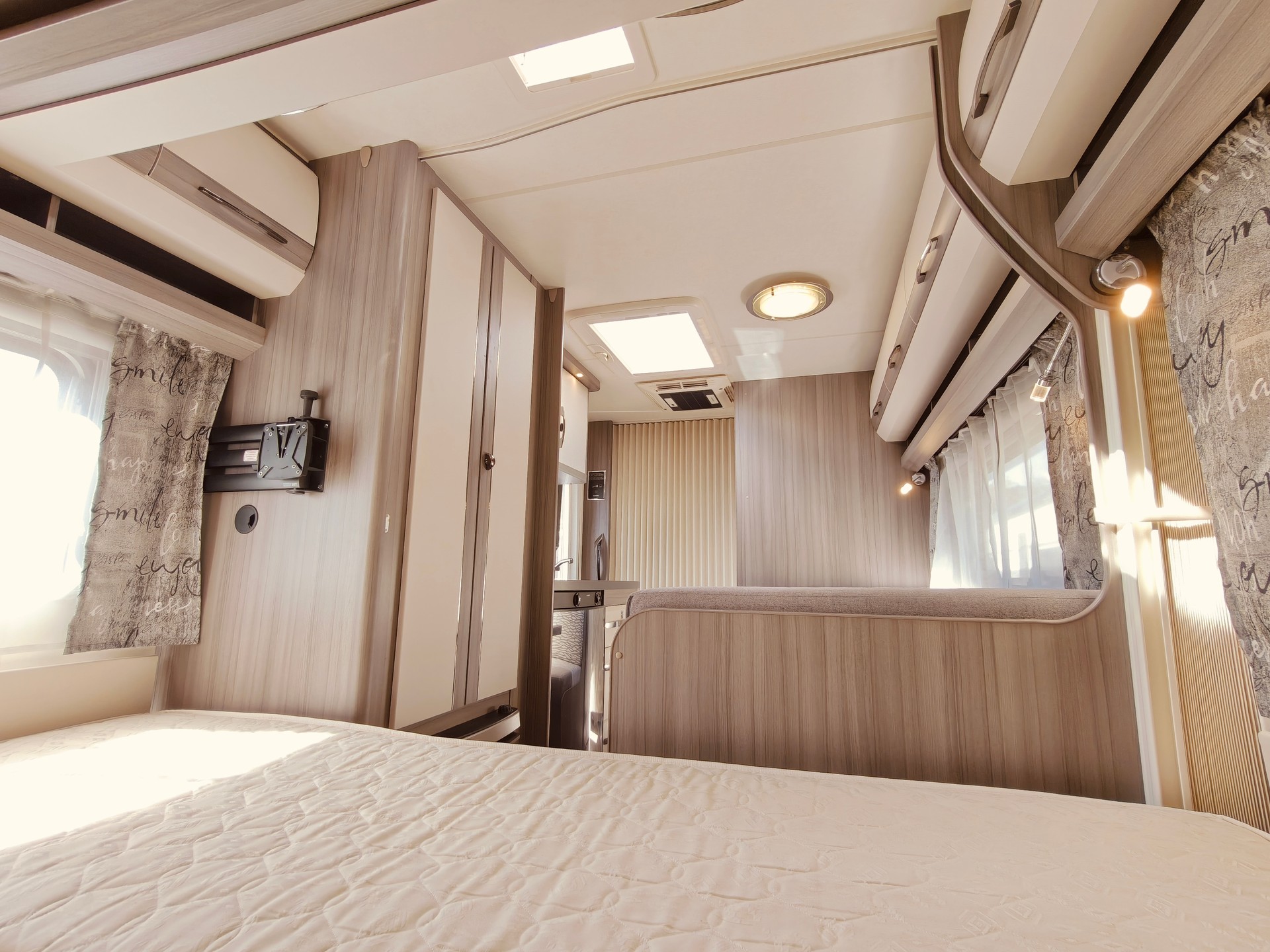 HOBBY On Tour 470 KMF -- Stockbett -- Dachklima-image-14