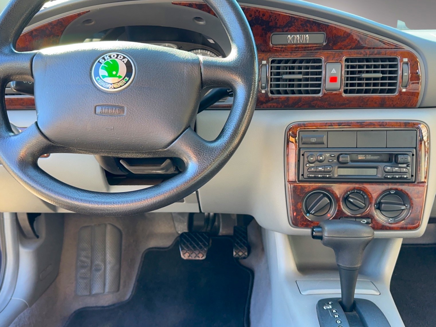 SKODA Octavia 1.6 GLX-image-10