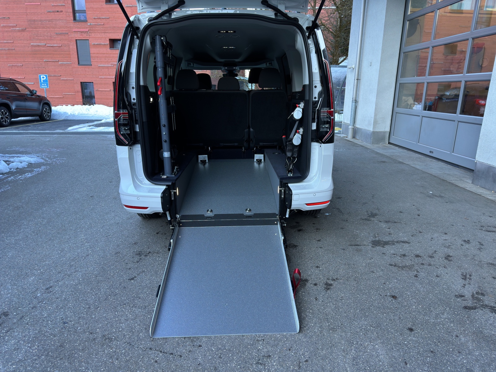 VW Caddy Cargo 1.5TSI Maxi DSG-image-11